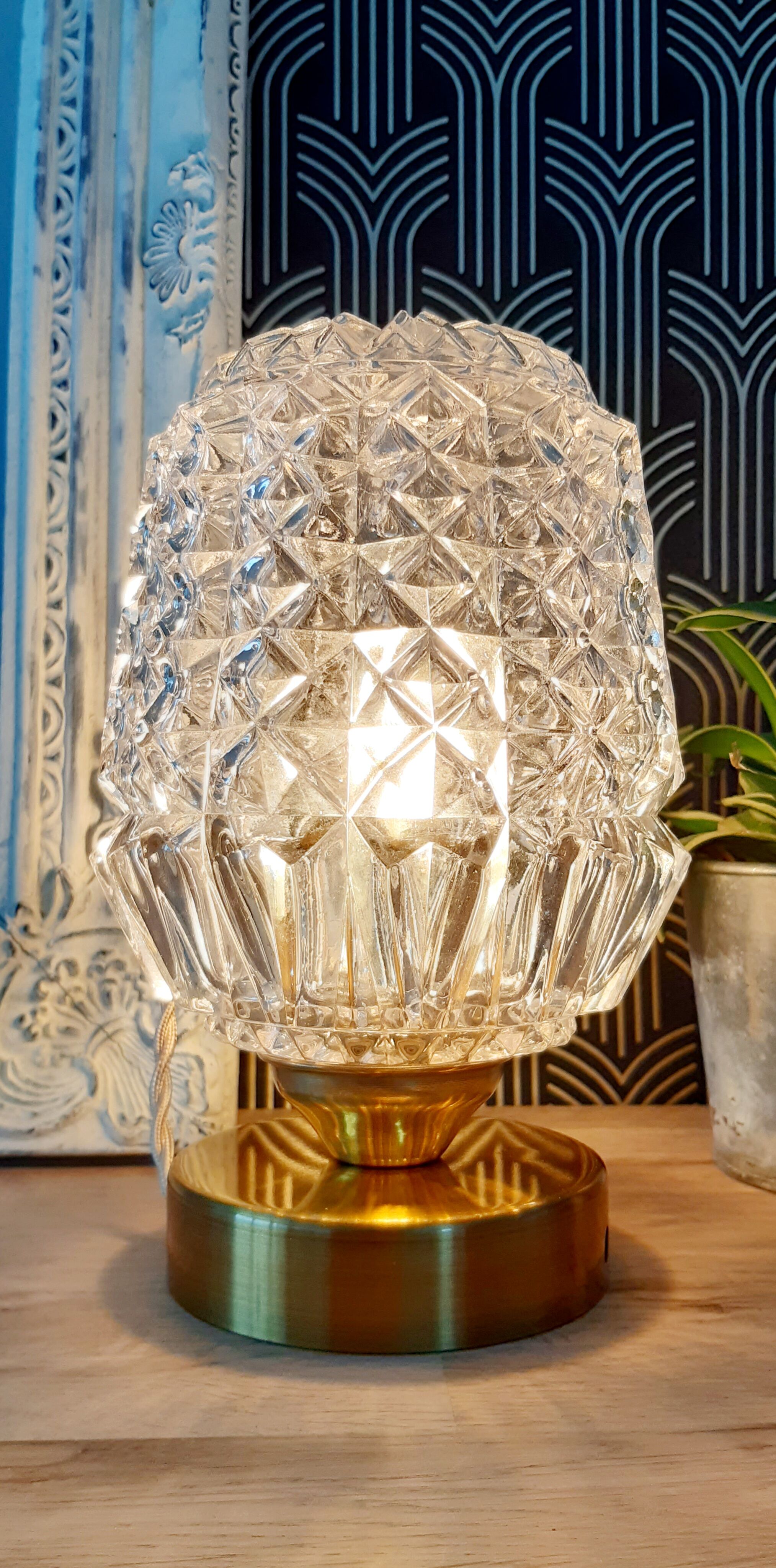 Chiseled glass lamp