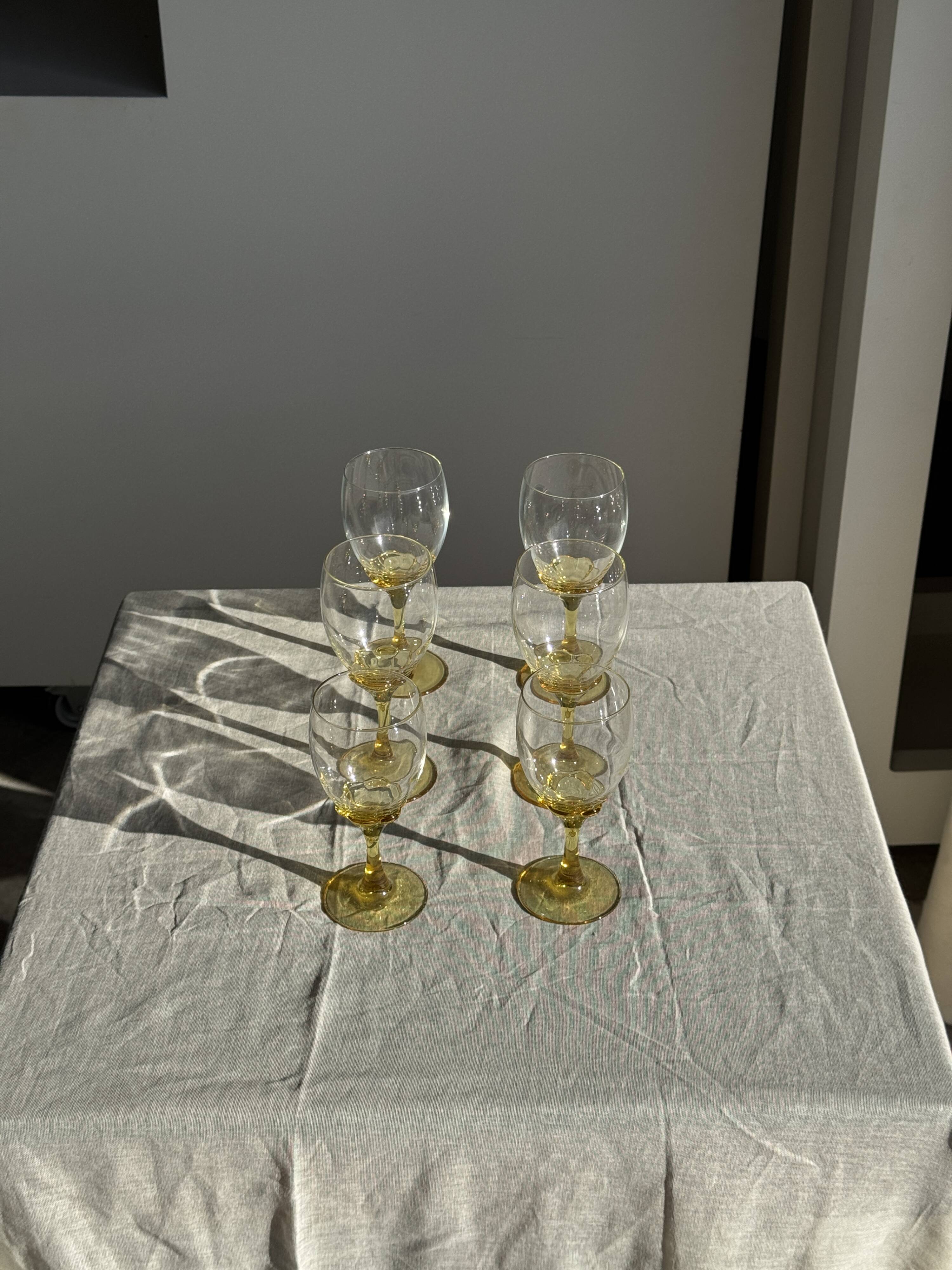 Set of 6 vintage yellow stemmed glasses: consisting of 4 large and 2 small.