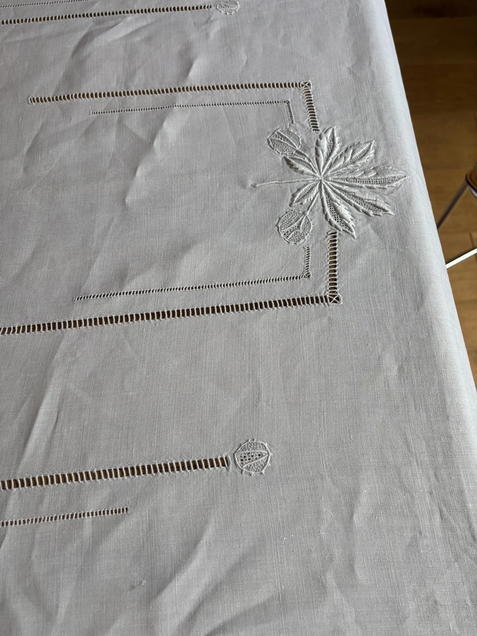 Nappe brodée ancienne