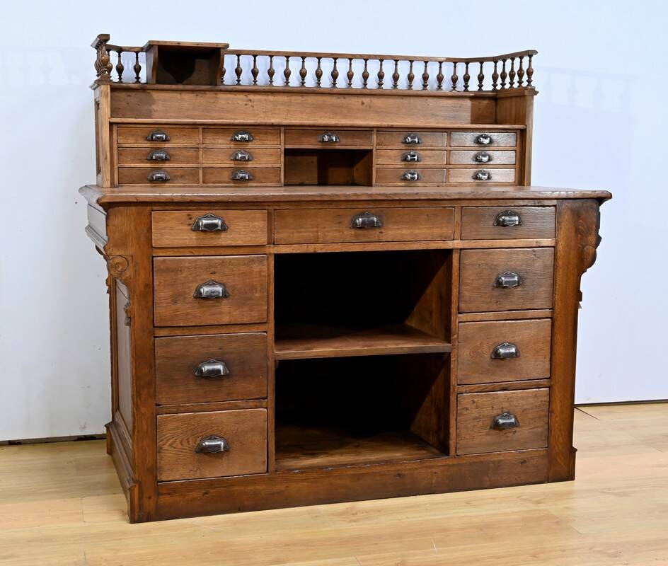 Oak apothecary counter – 1920