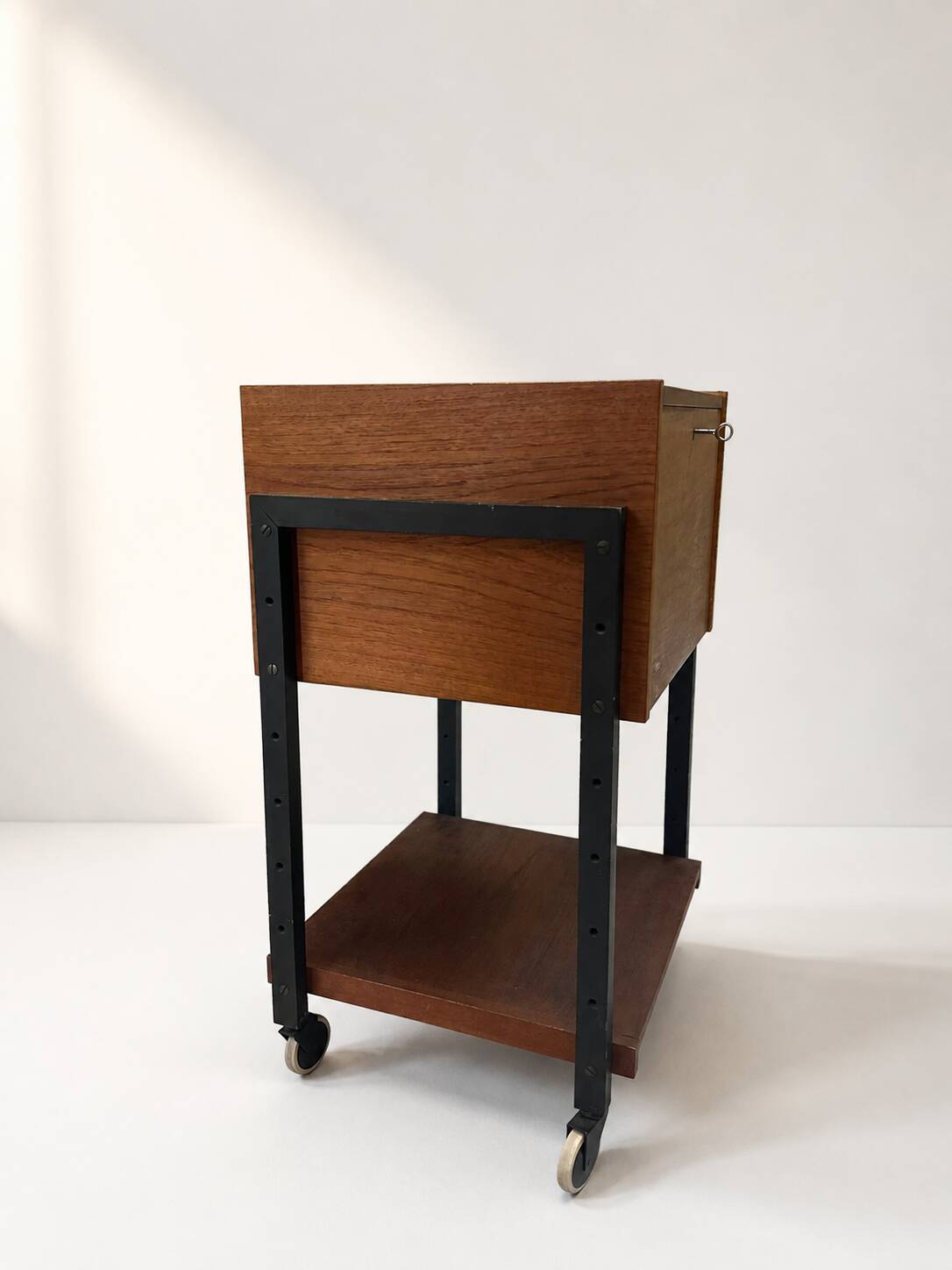 Table d'appoint / chariot des années 50 en bois et métal