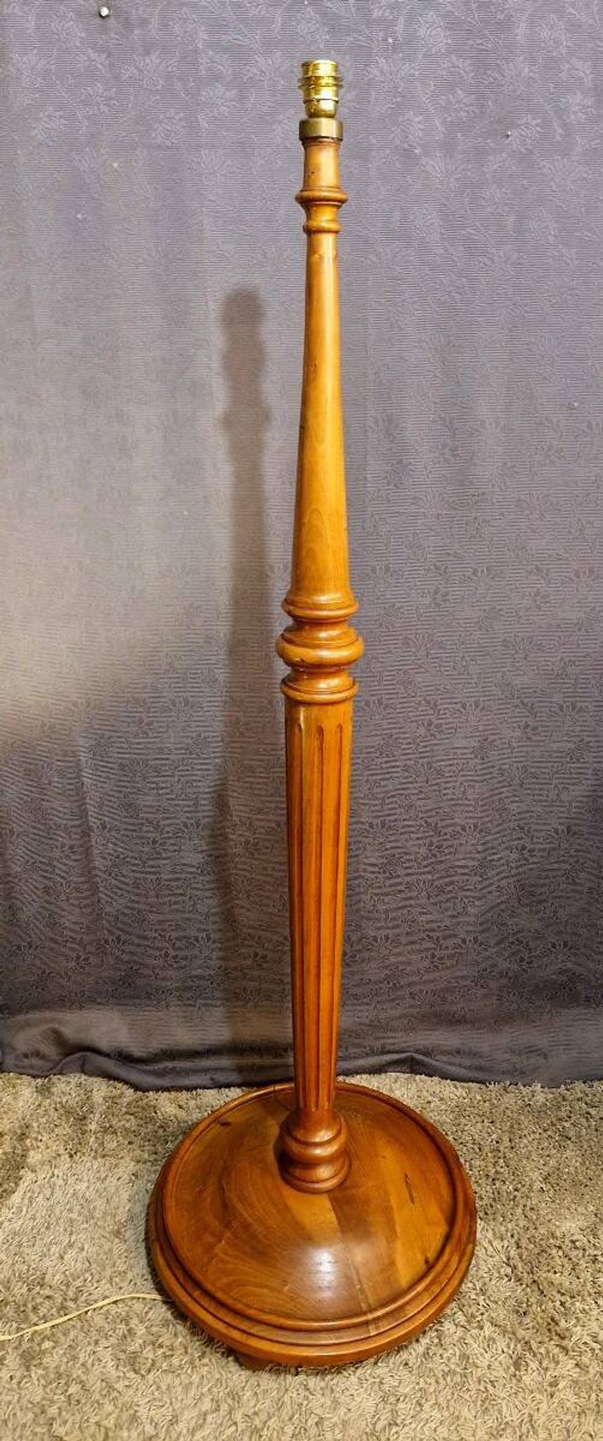 Lampadaire en merisier XXe