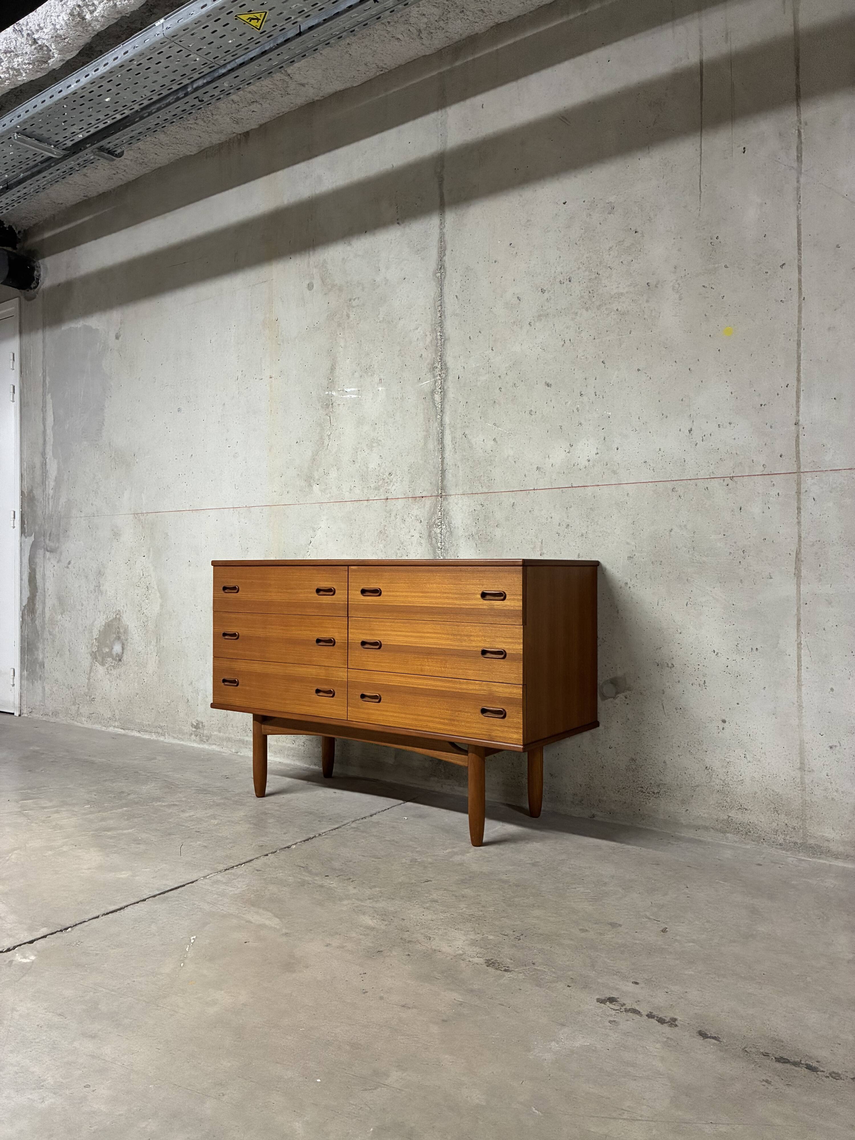 Double enfilade commode with 6 drawers, vintage Scandinavian from the 1960s.