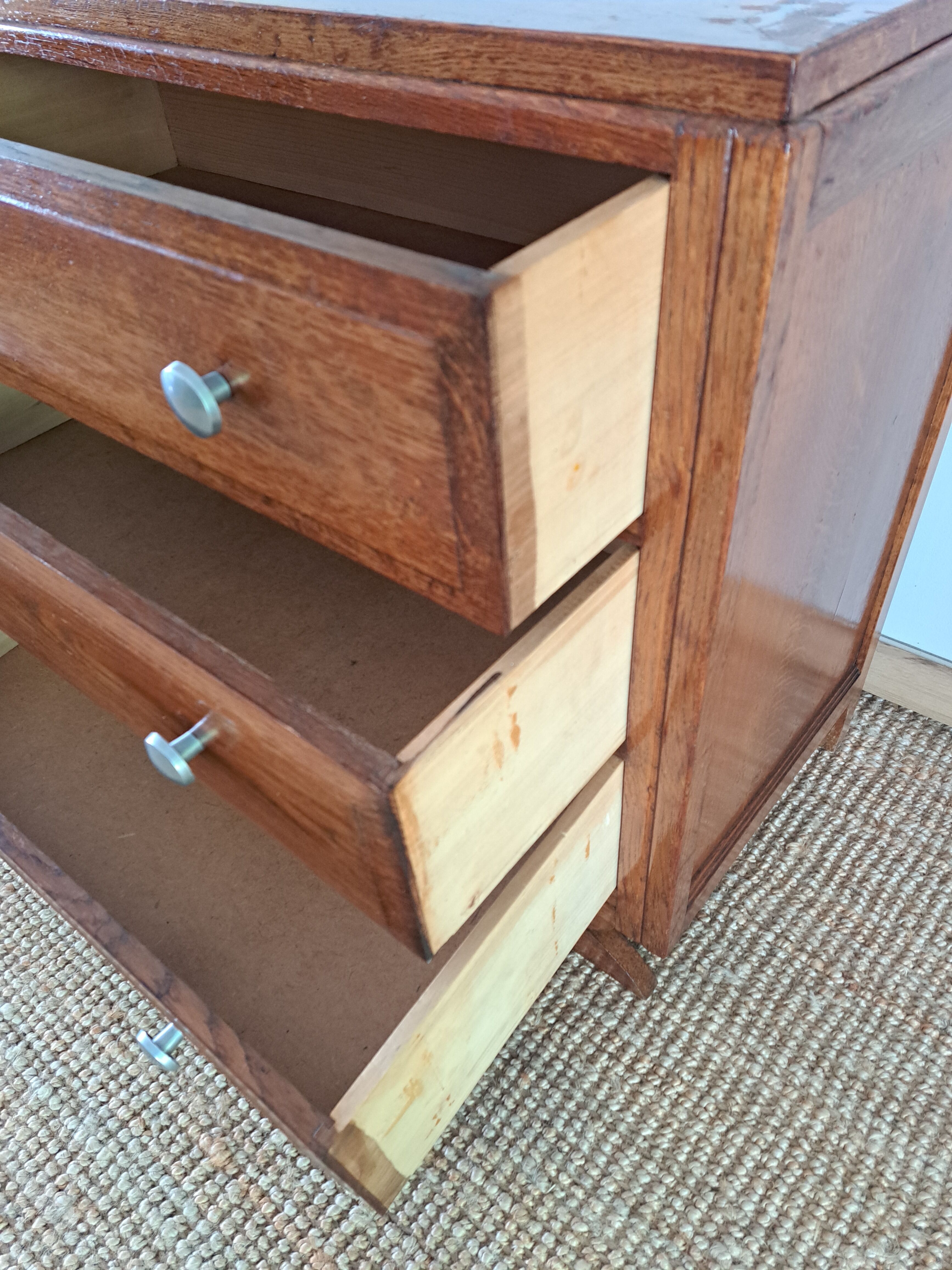 Oak chest of drawers from the 1950s.