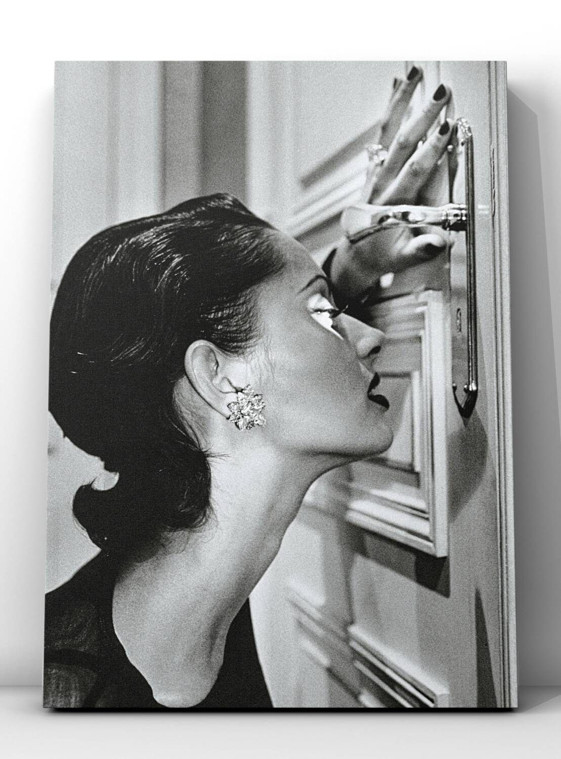 Helmut Newton – « Heather regardant par le trou de la serrure » (1994) | Tirage d'art
