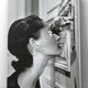 Helmut Newton – « Heather regardant par le trou de la serrure » (1994) | Tirage d'art