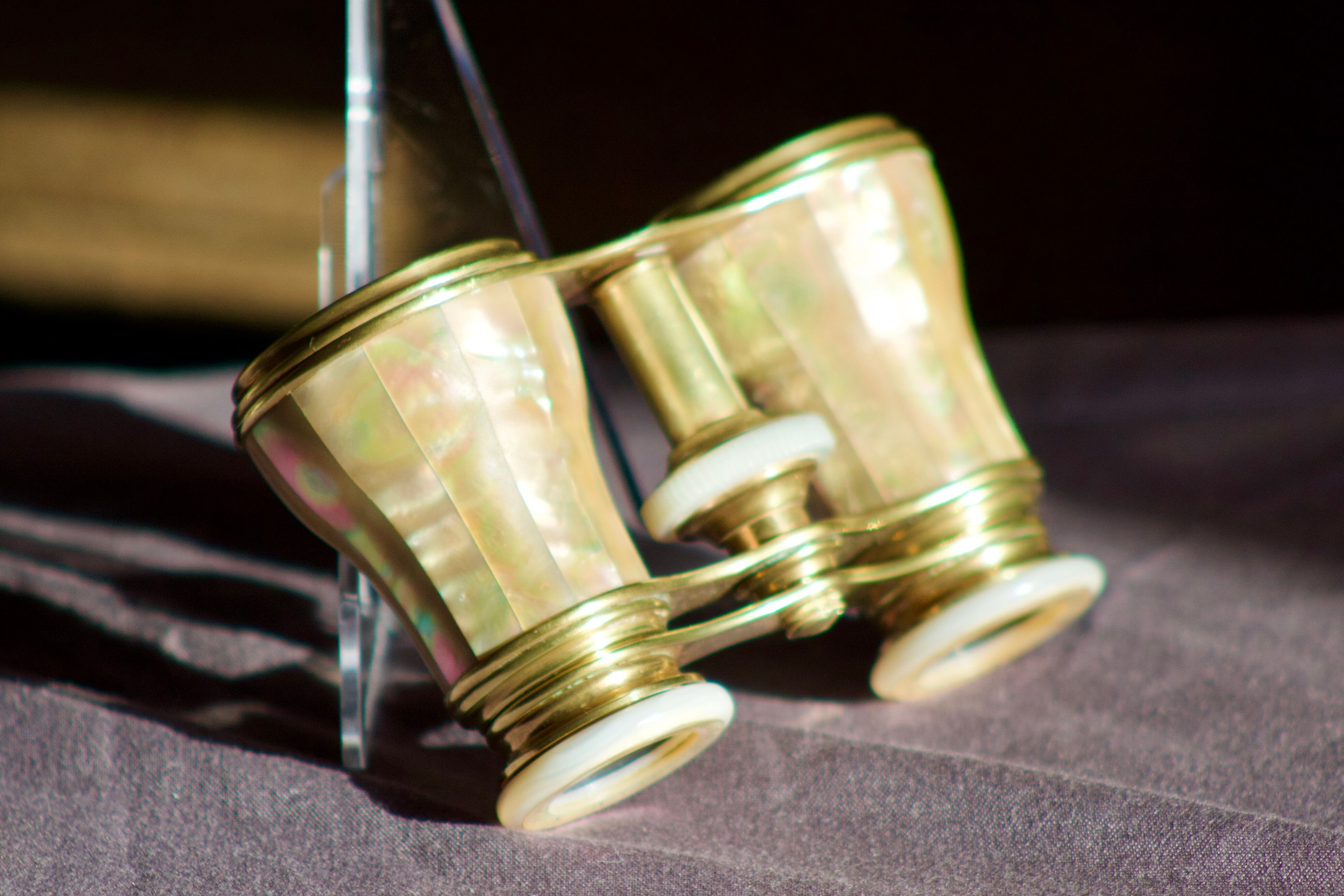 Twins Theatre / Napoleon model opera glasses in Mother-of-pearl and Golden Brass - Authentic