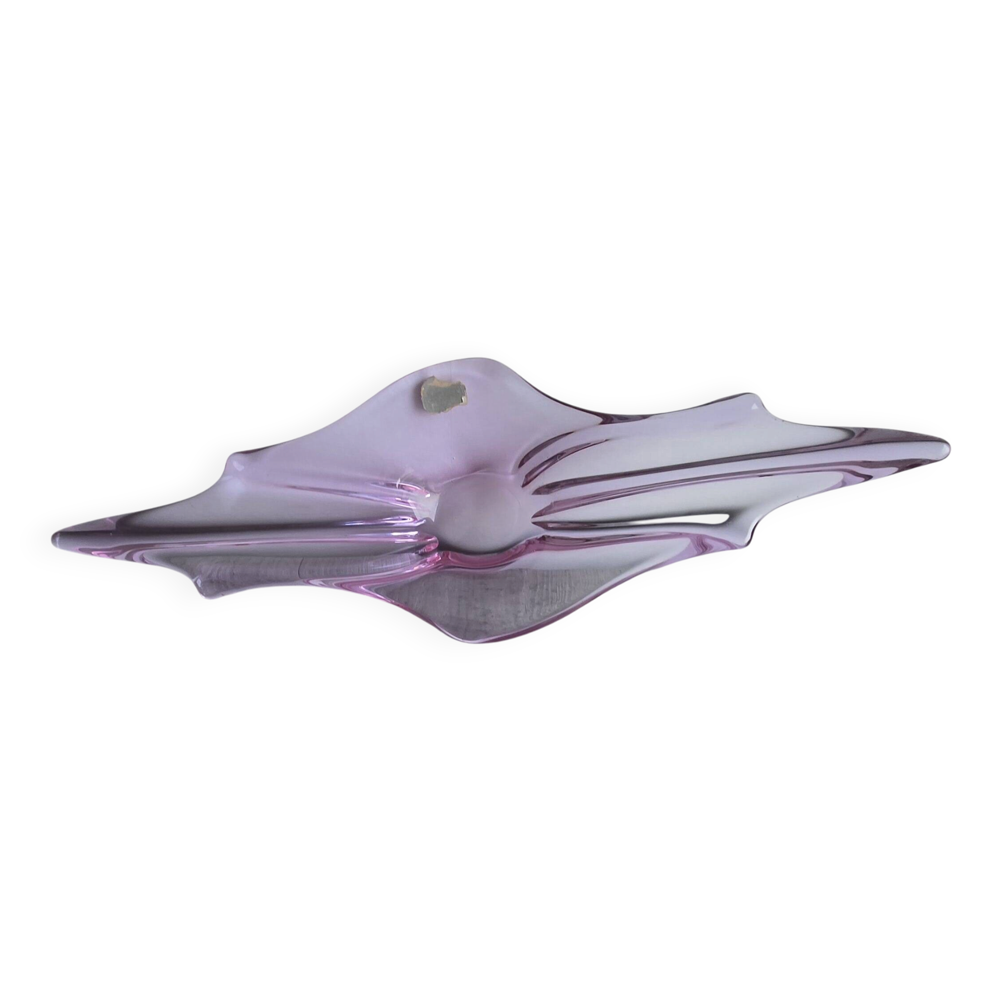 The centrepiece is a vintage creation in crystal from Val Saint Lambert.