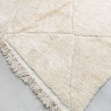 Tapis berbère marocain beni ouarain écru uni à losanges gravés 302x212cm