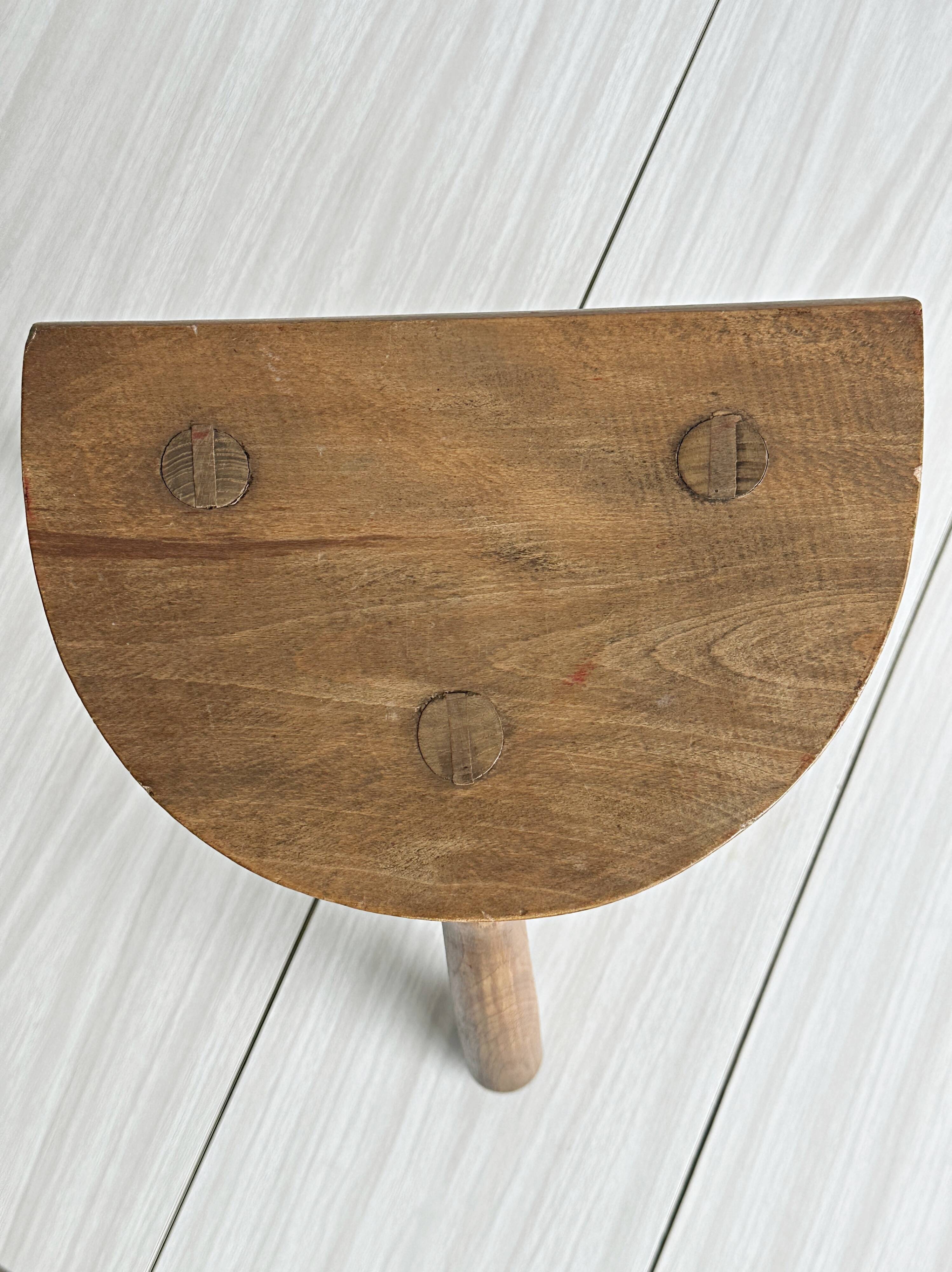 Tabouret tripode ancien en bois