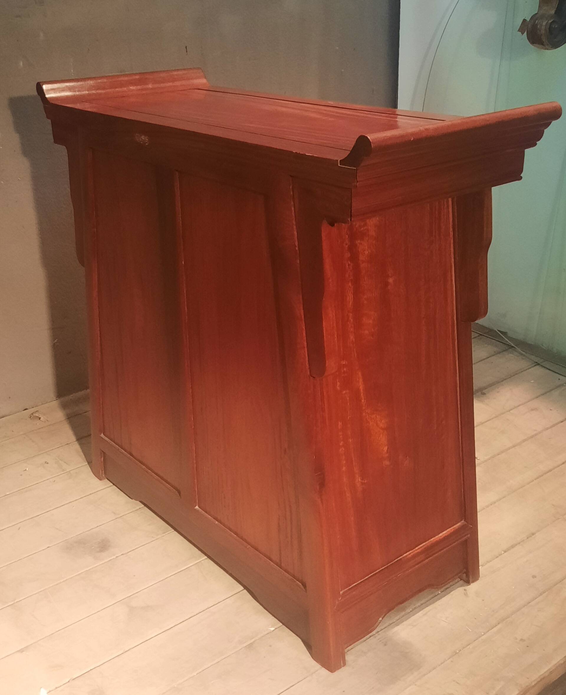 Far Eastern style sideboard with 2 doors