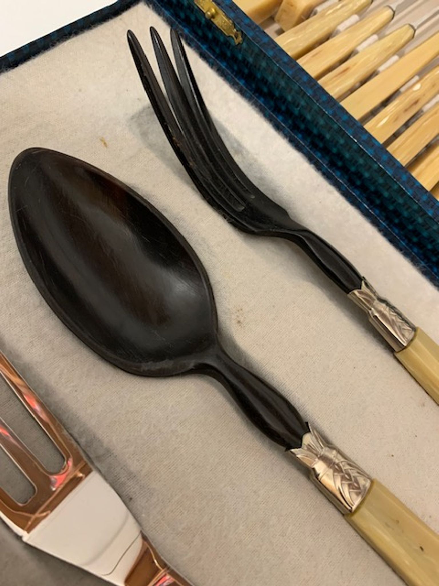 Ménagère de 26 couverts de table en inox et bakélite