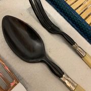 Ménagère de 26 couverts de table en inox et bakélite