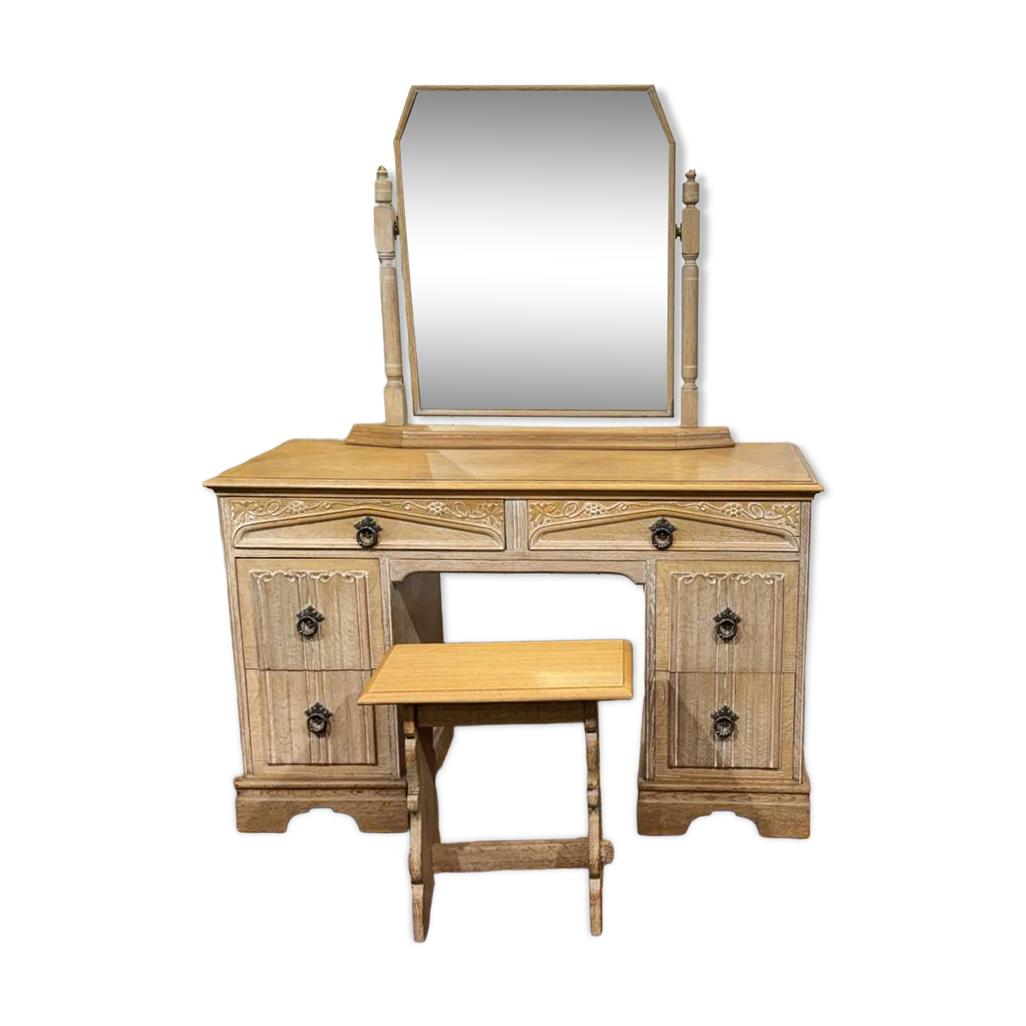 Hairdresser and her cerused oak stool, English work from the 1950s.