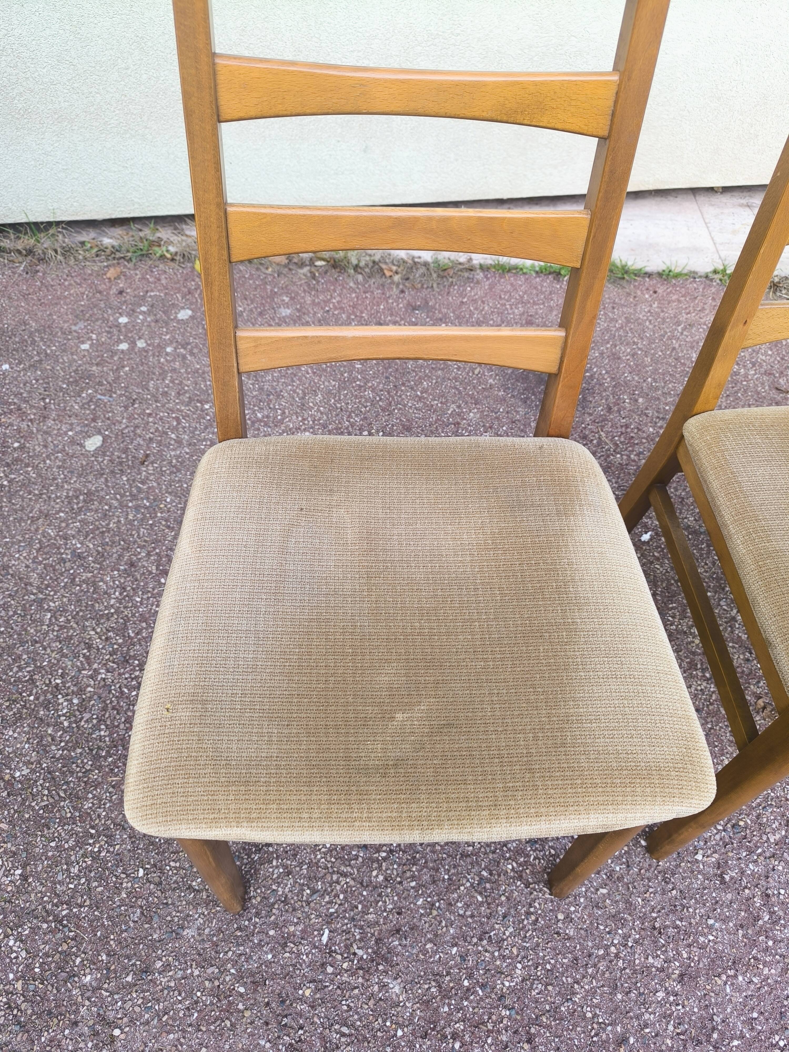 Set of 4 Scandinavian chairs in wood and fabric.