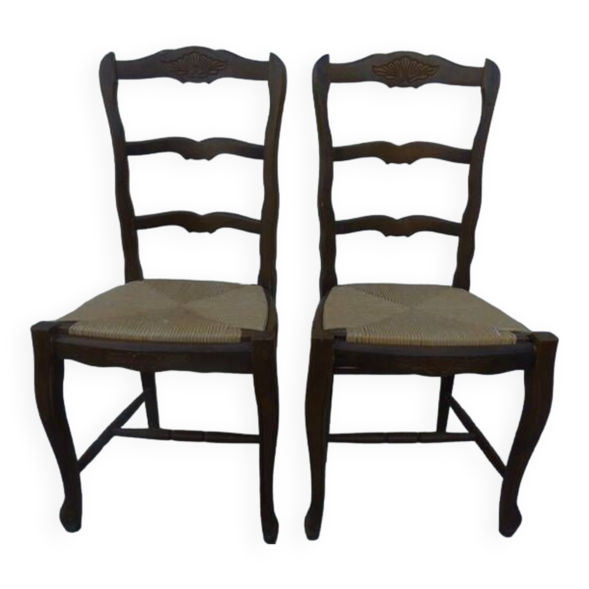2 chaises de style  en bois massif à dossier haut et assises en pailles