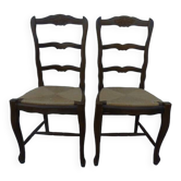 2 chaises de style  en bois massif à dossier haut et assises en pailles