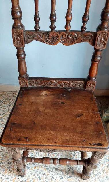Paire rare de chaises sculptées, fabrication italienne du XVIIe siècle.