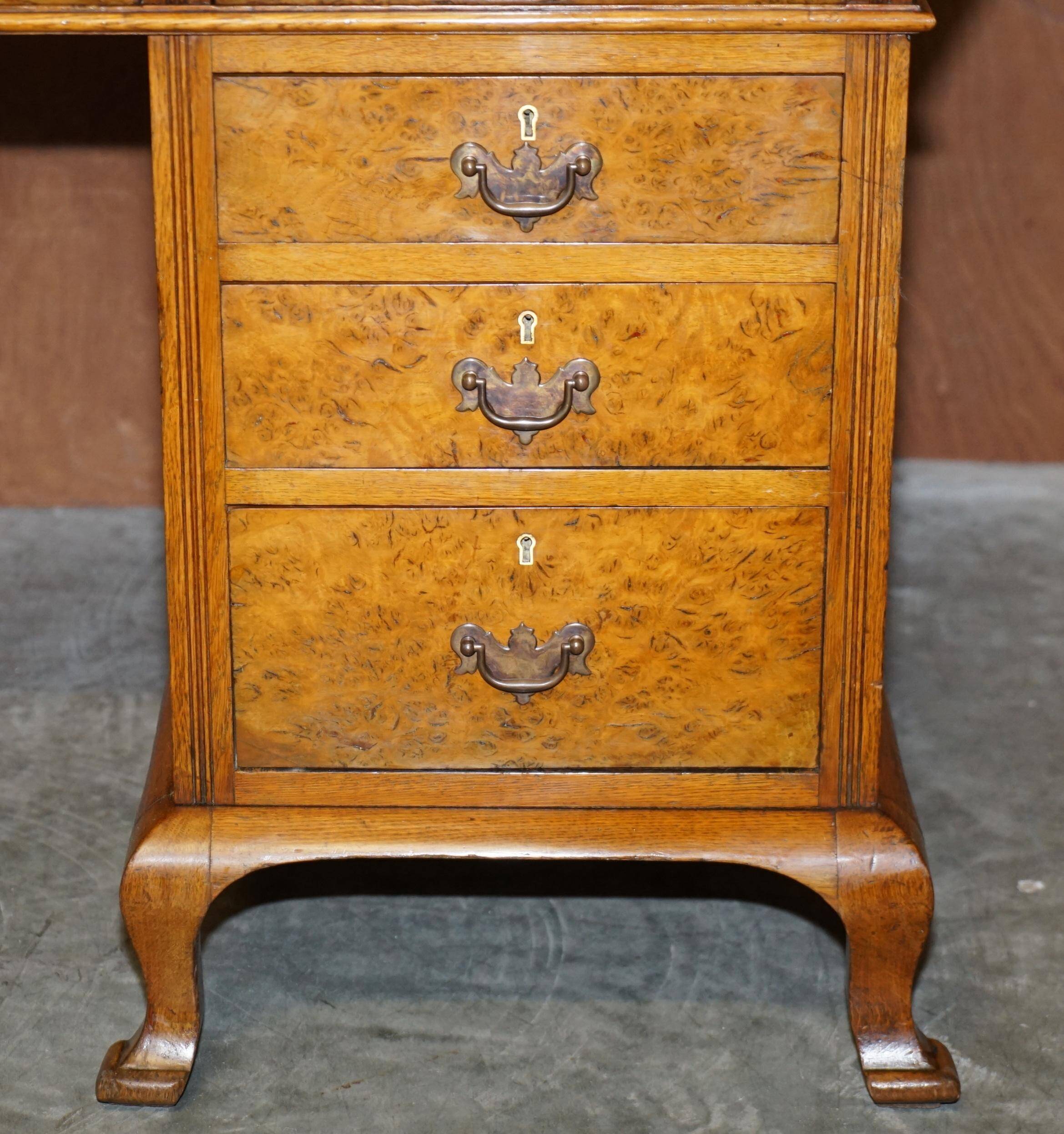 Bureau partenaire victorien en chêne pollard vers 1880 avec plateau en cuir