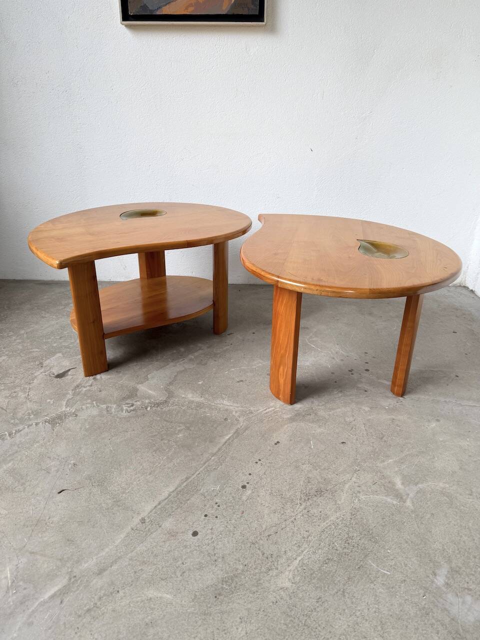 Tables basses en orme formant une goutte