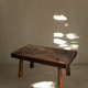 Table basse brutaliste en bois