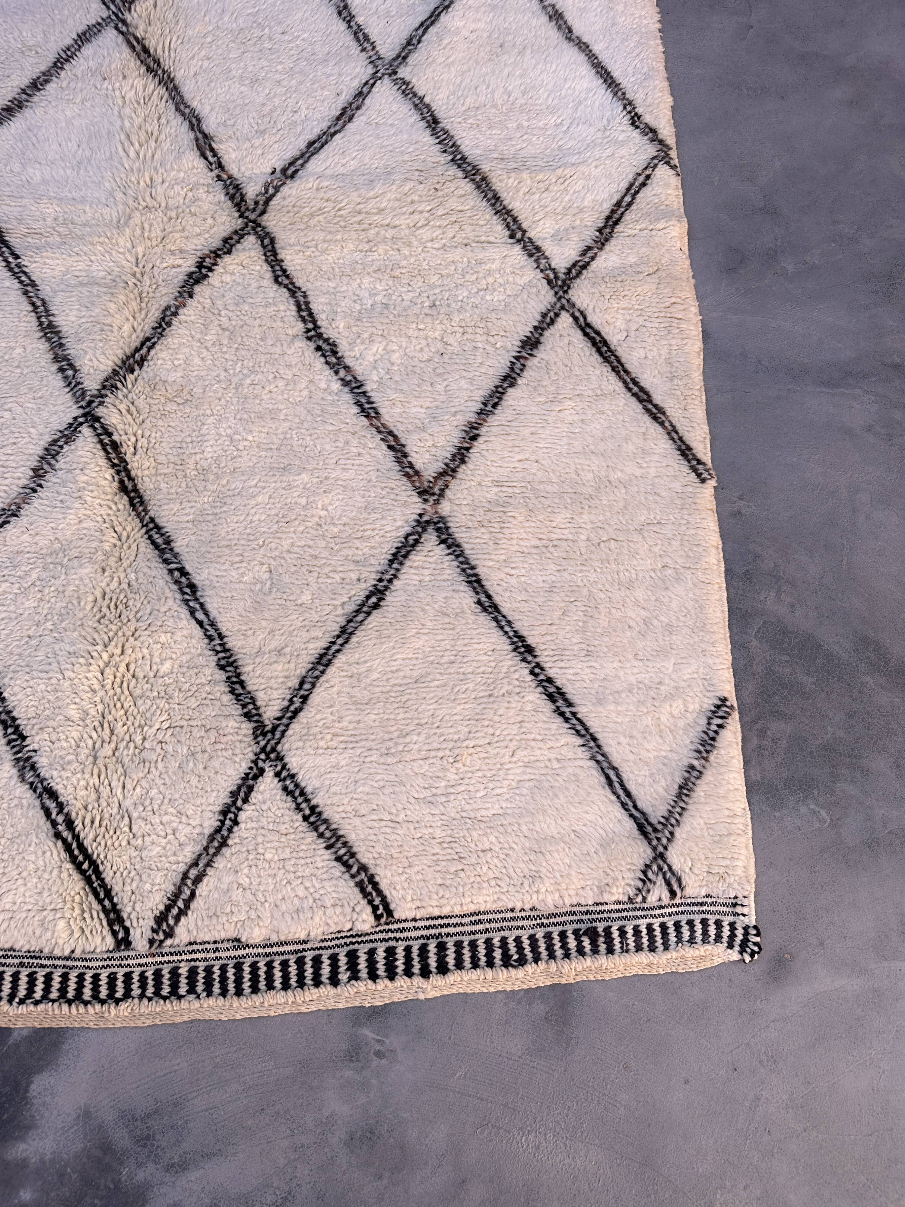White Beni M'Rirt Moroccan Rug - 168 x 223 cm