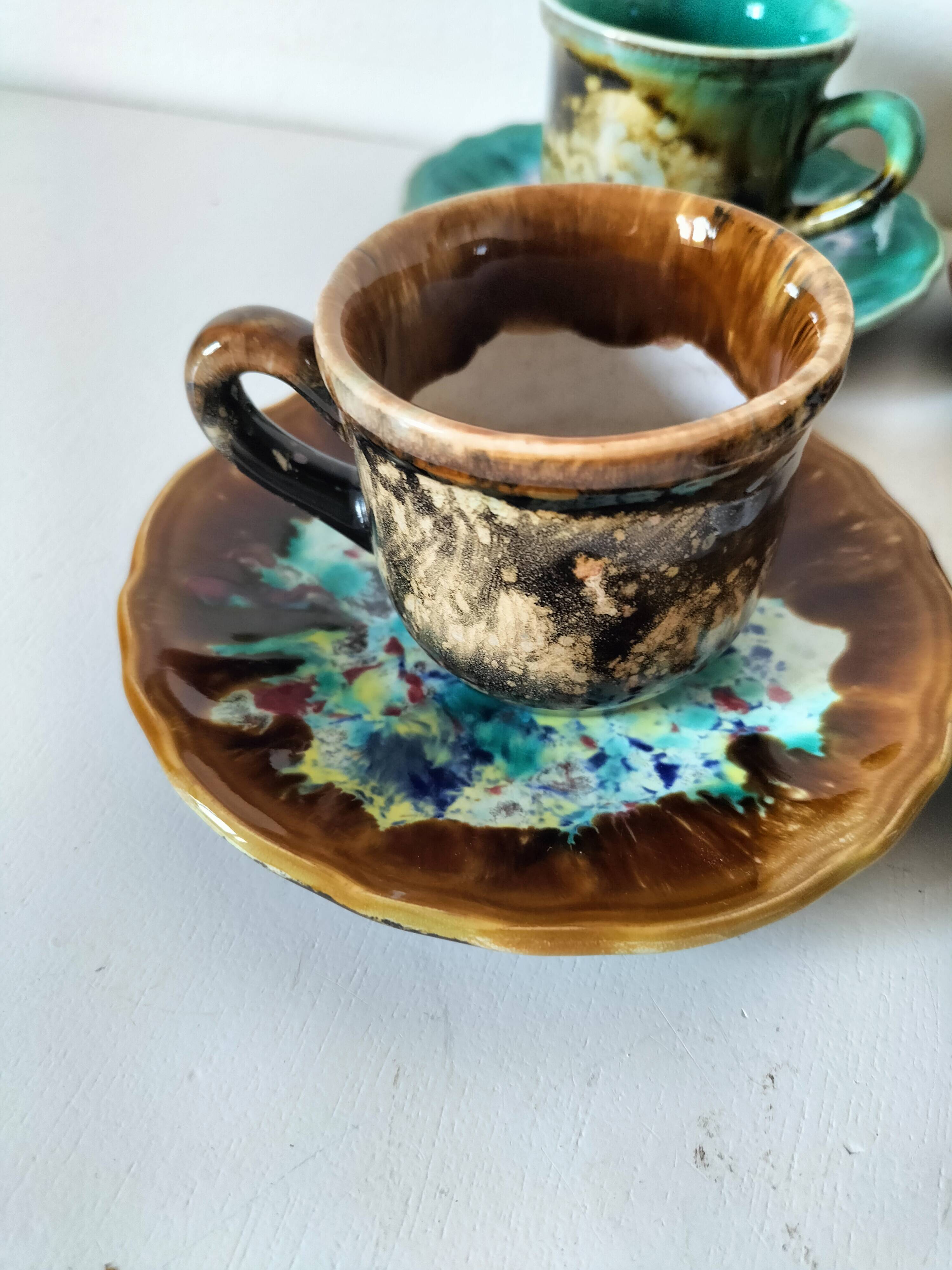 Tasses et soucoupes Morvan en céramique émaillée polychrome