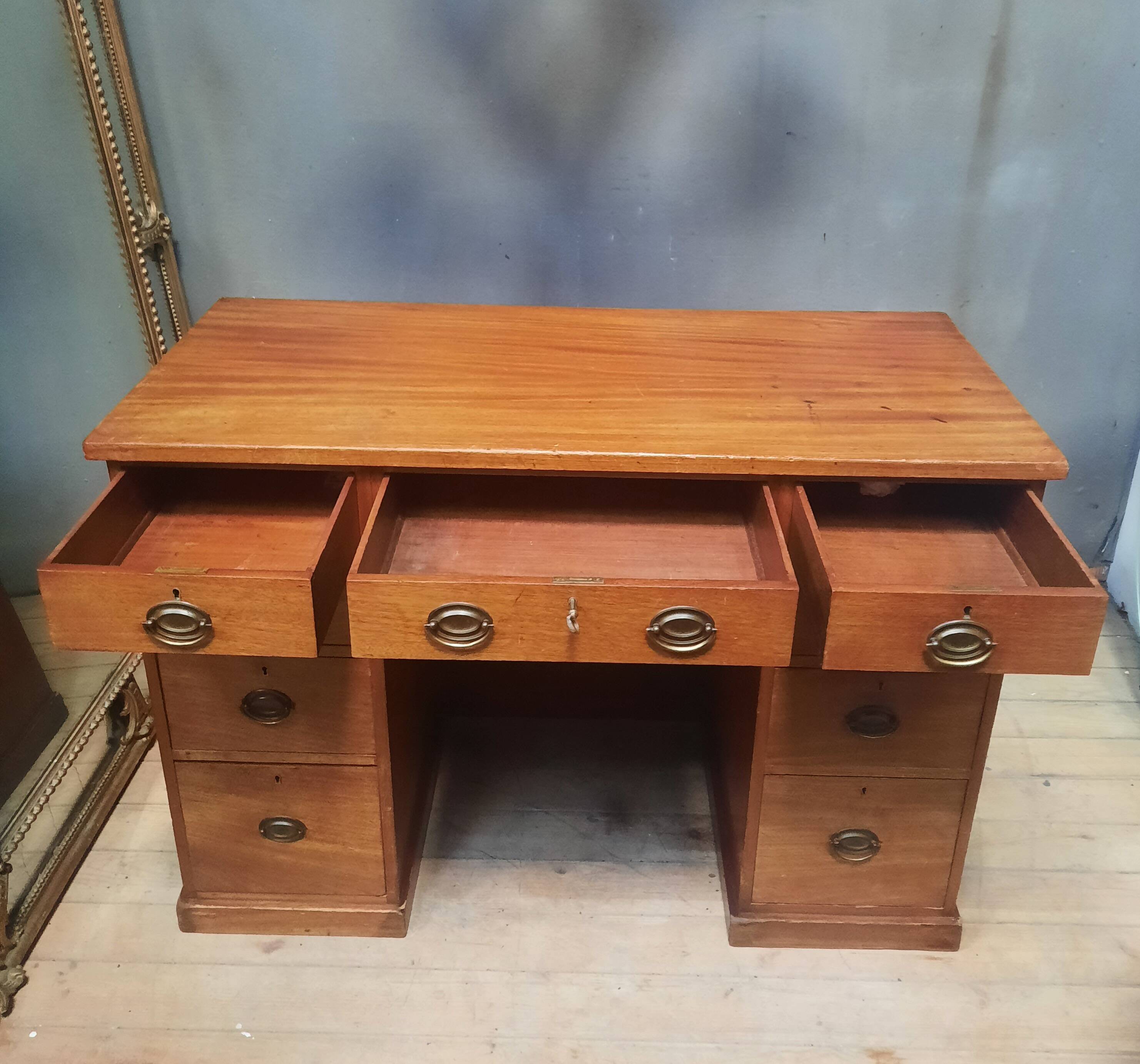 Nineteenth-century chest of drawers in mahogany.