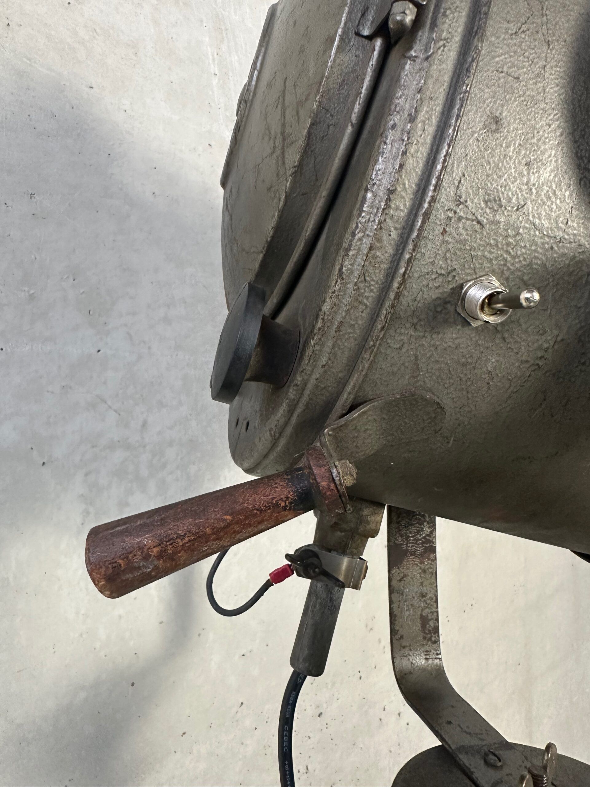 Vintage industrial theatre spotlight on tripod – Cremer