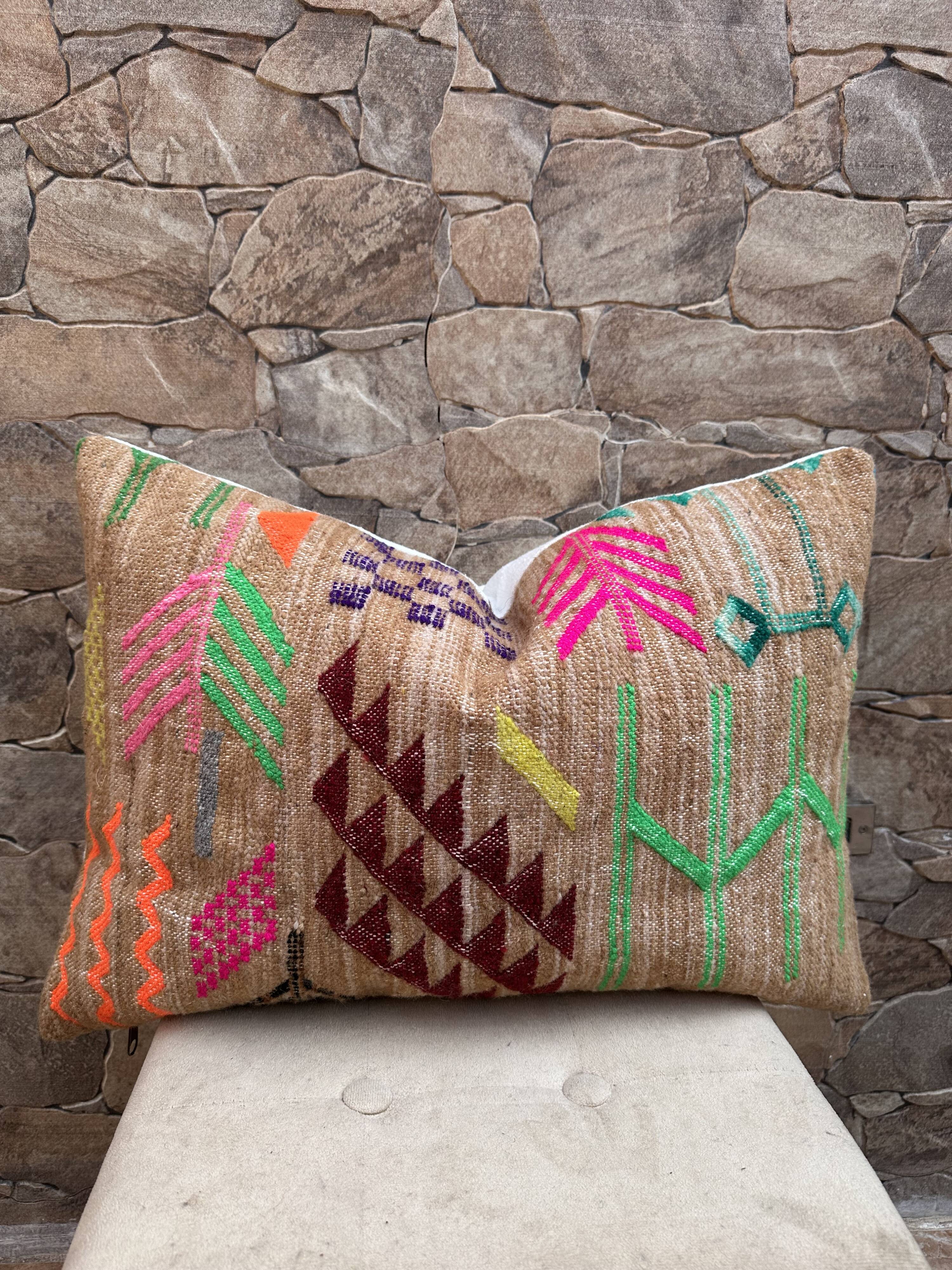 Handmade Moroccan Kilim cushion cover: Bohemian decorative cushion