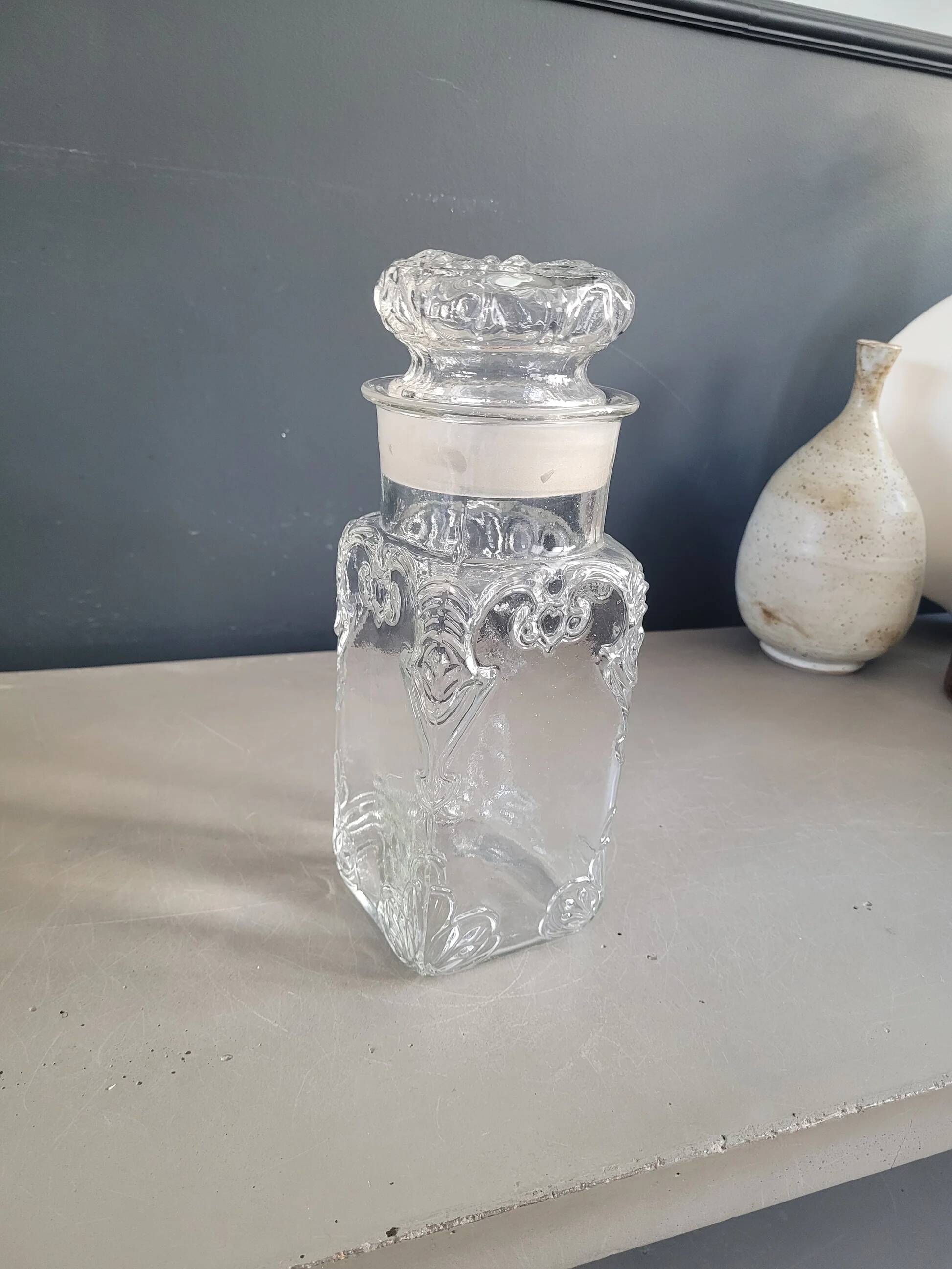 Bonbonnière ancienne en verre moulé