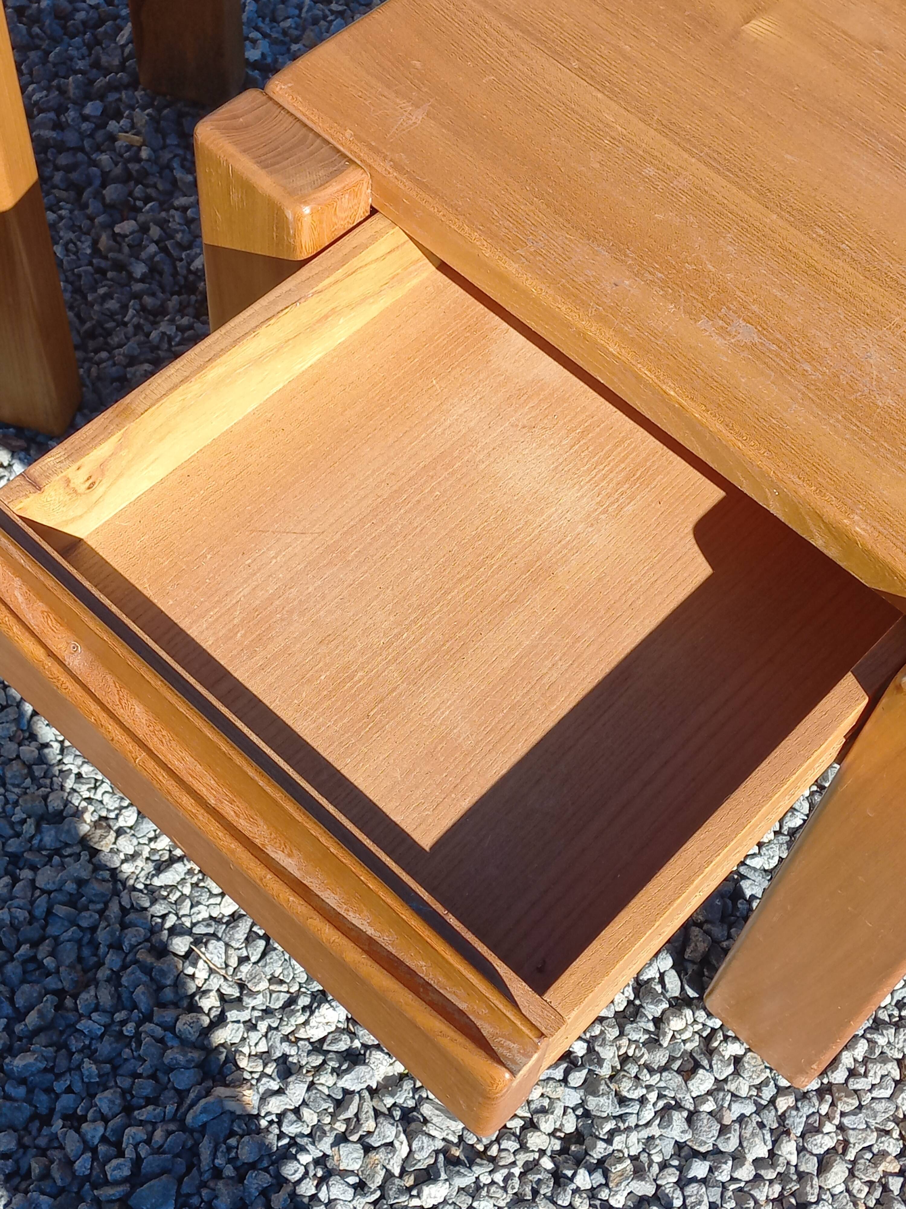 Paire de chevets en orme massif de la maison Regain