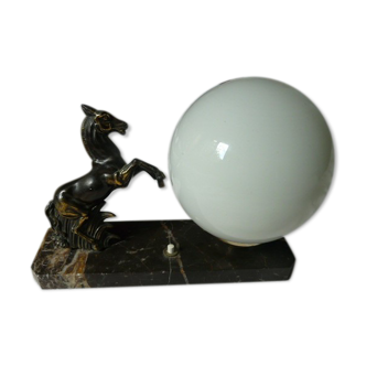Lampe de table veilleuse globe opaline marbre cheval se cabrant régule
