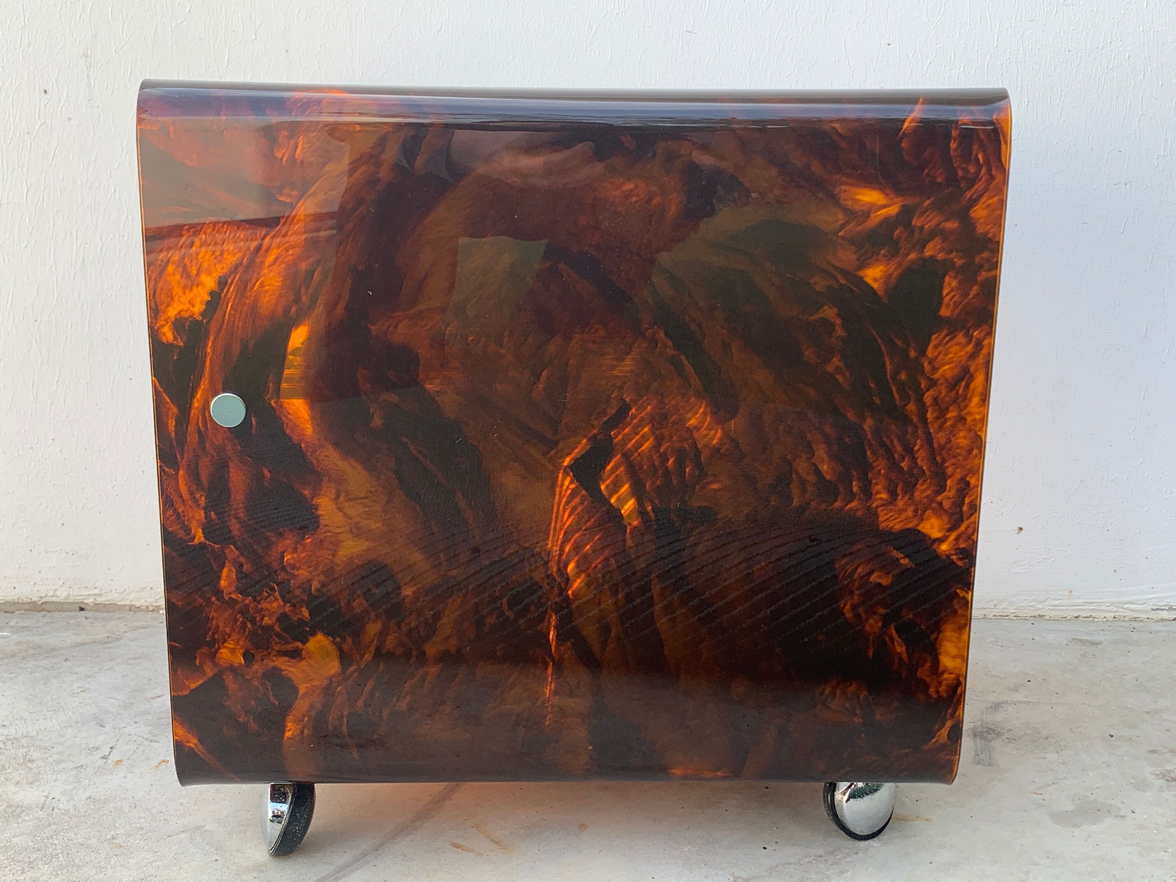 Range records or vinyl range in plexi, turtle scales effect, on wheels, 1970