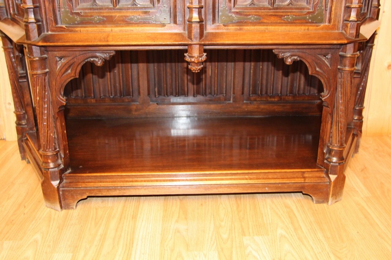 Credence in walnut 19th neo-gothic flamboyant