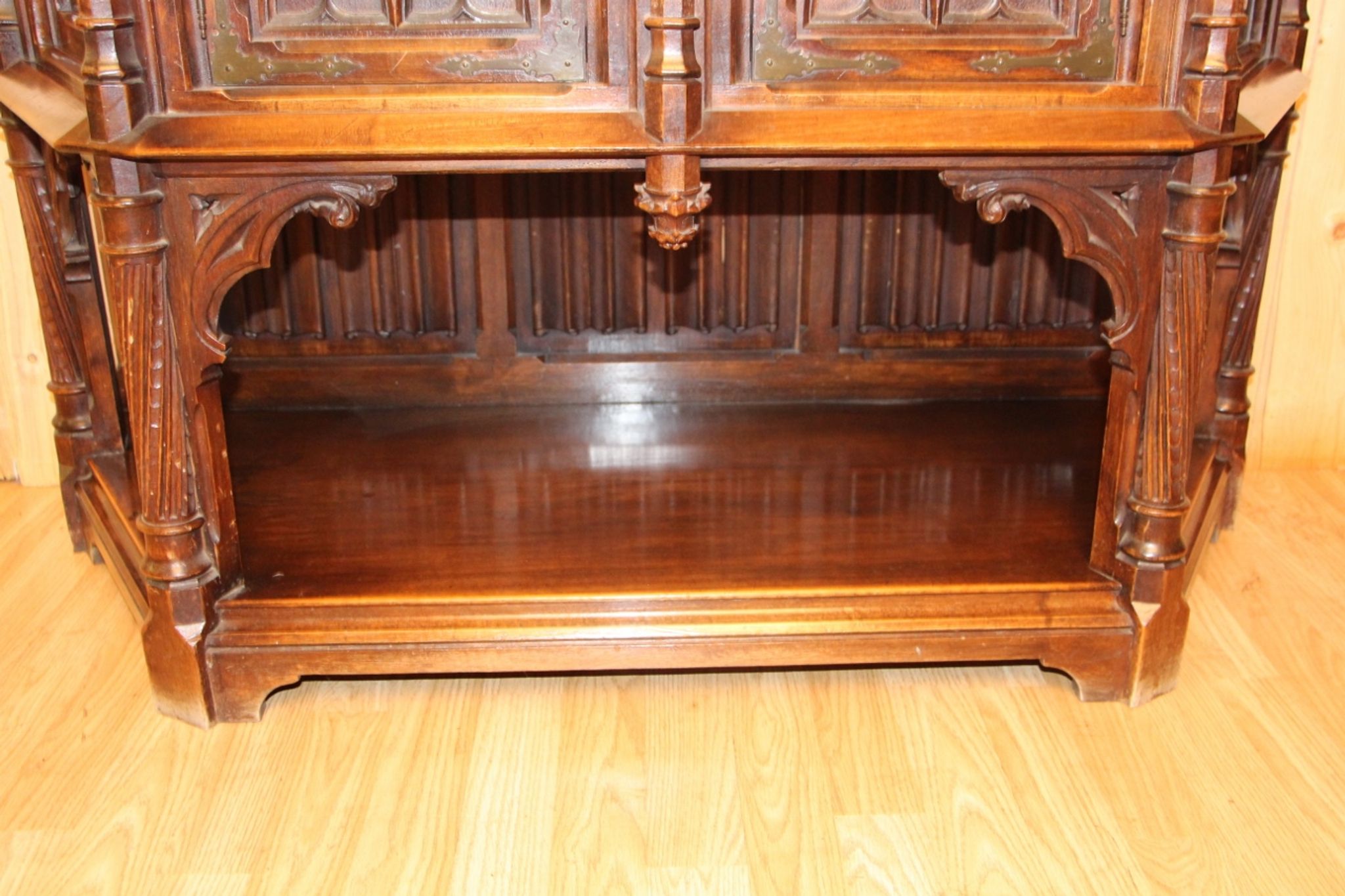 Credence in walnut 19th neo-gothic flamboyant