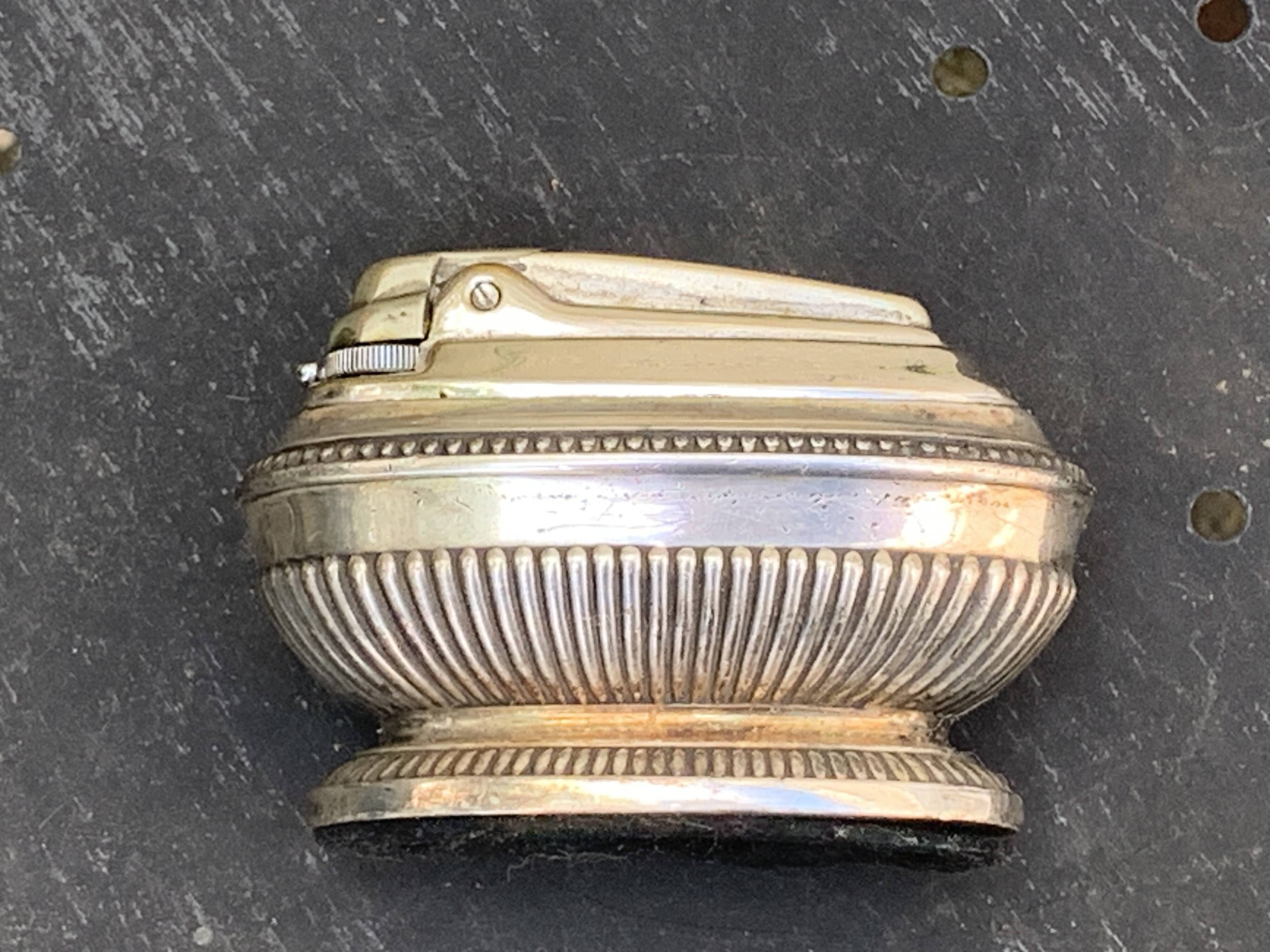 Refillable table lighter in silver metal, ronson stamp, shuttle-shaped, vintage 1960