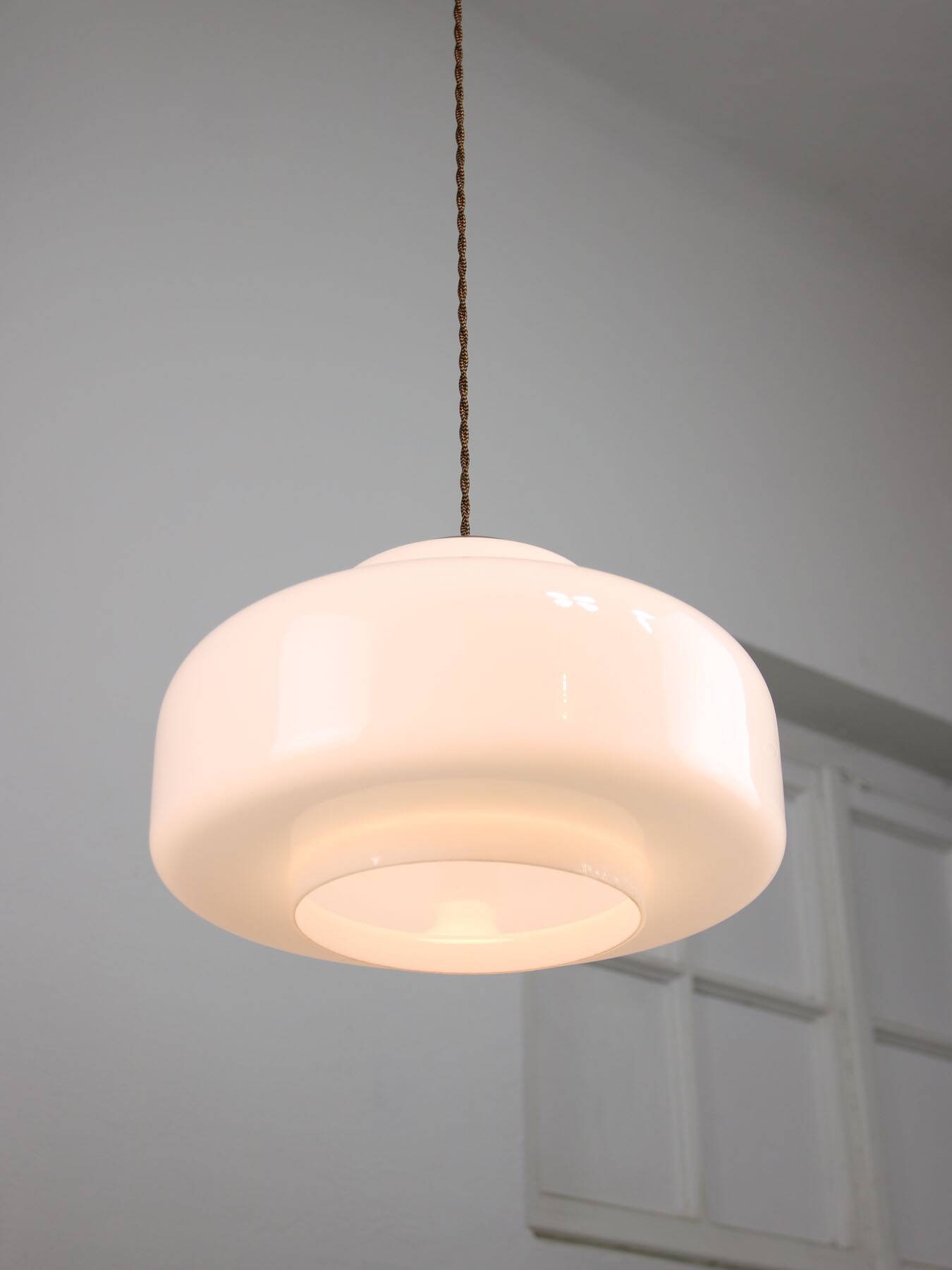Lampe à Suspension Mid-Century en Laiton et Opaline, Italie, 1950s