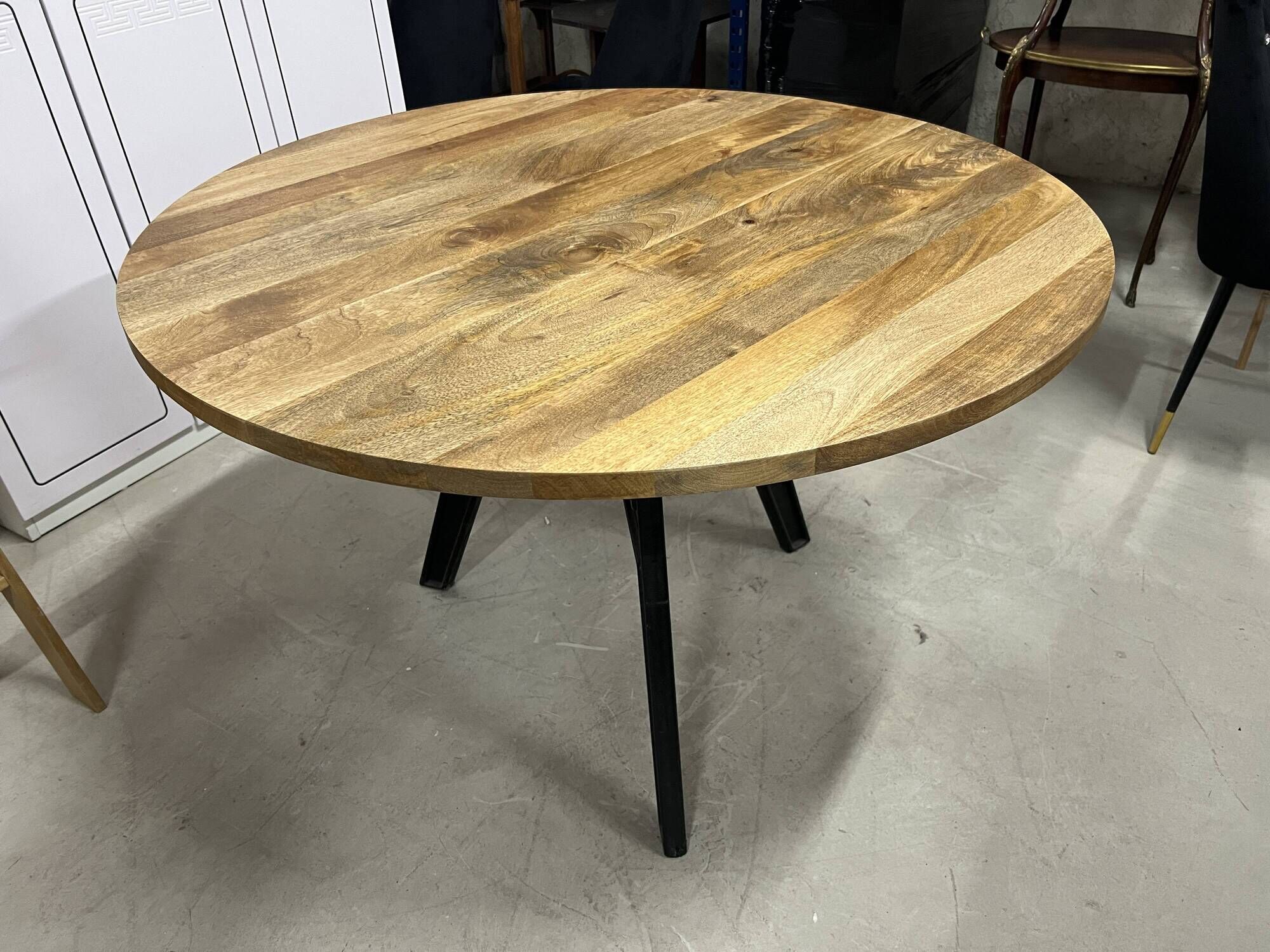 Industrial dining table for 6 to 8 people in mango and cast iron