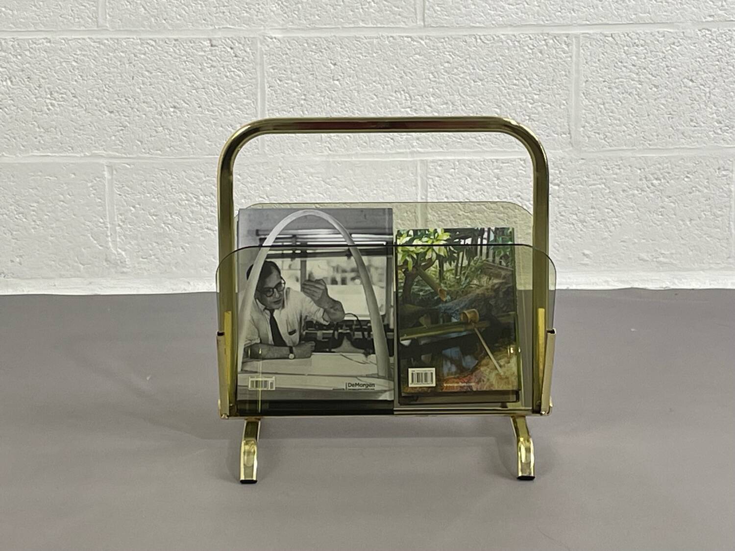 Magazine holder in brass and glass