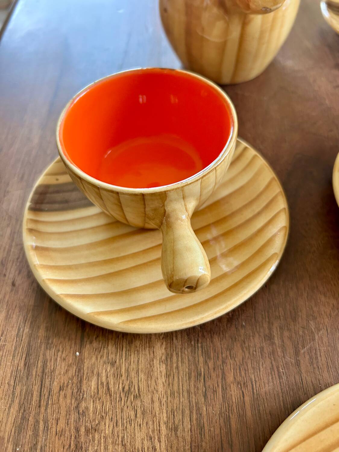 Vallauris coffee set – wood effect & colorful interiors