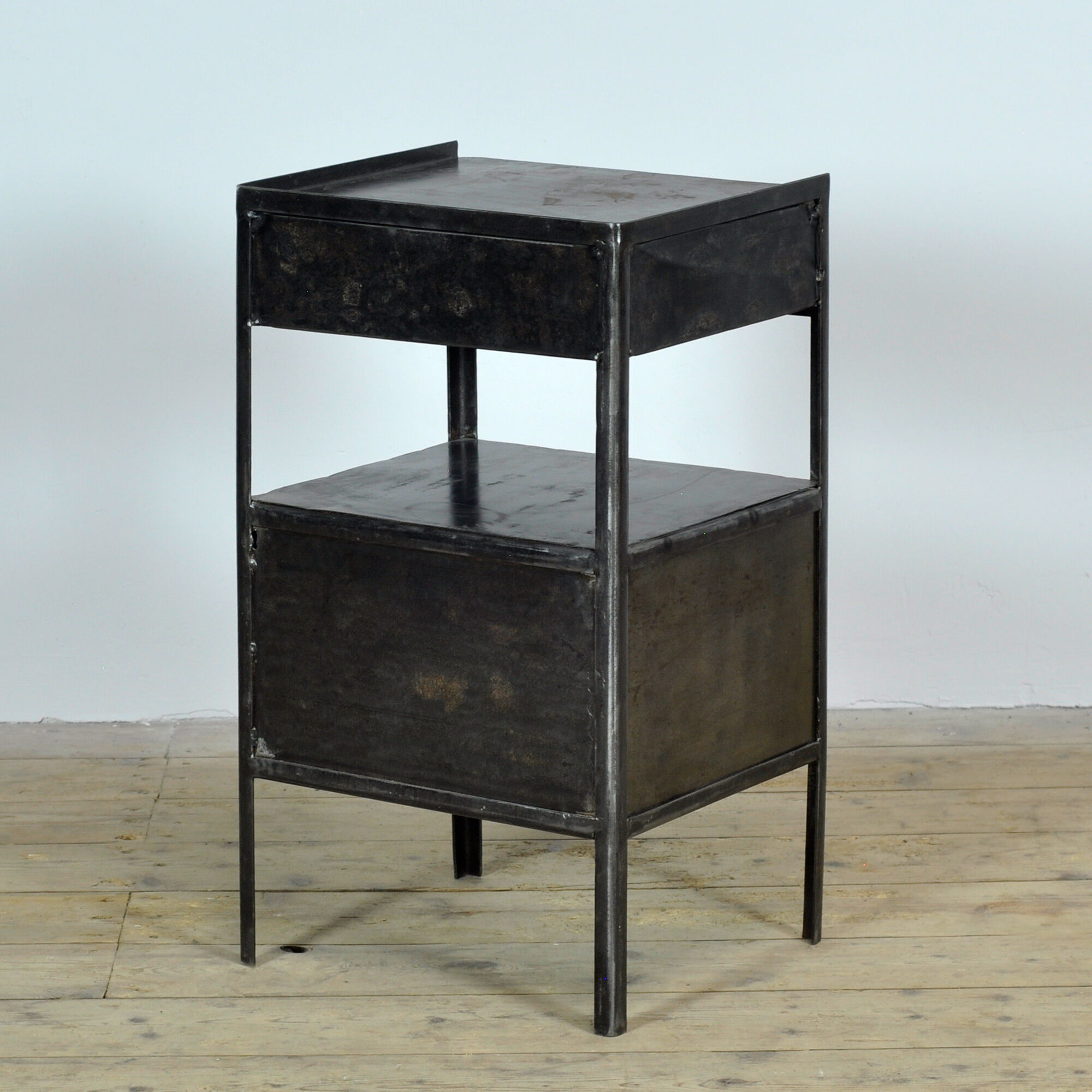 Table de chevet en fer, années 1910
