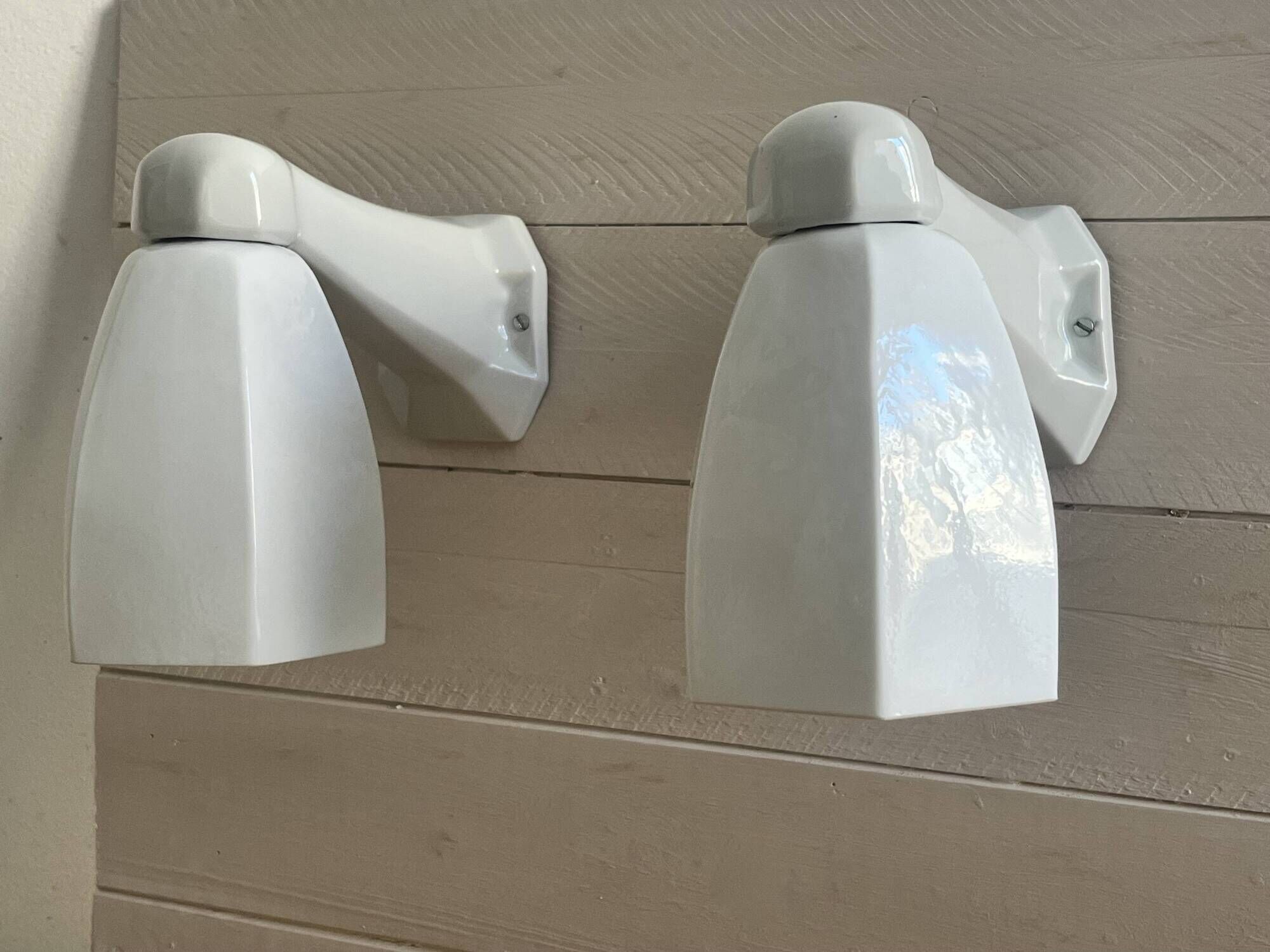 Pair of Art Deco wall sconces in ceramic and opaline.