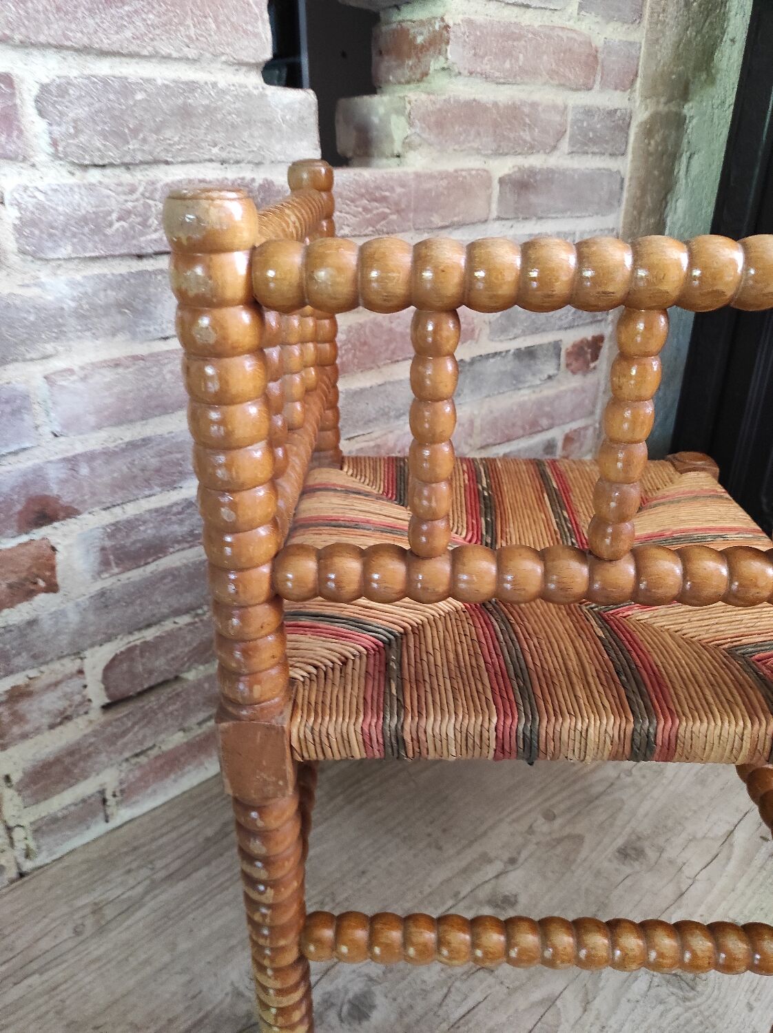 Mulched corner chair and light wood