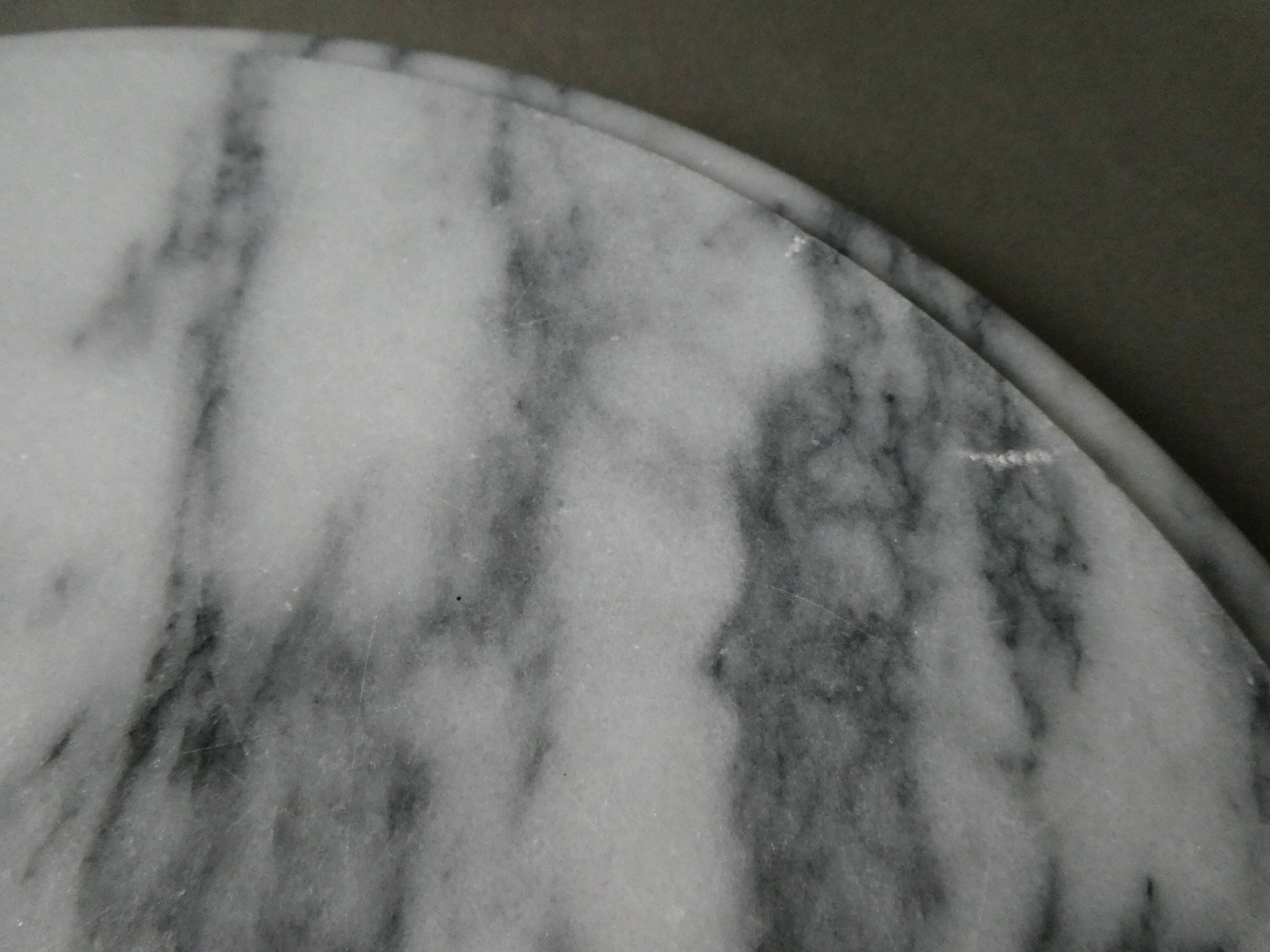 Table mat in white marble veined with grey
