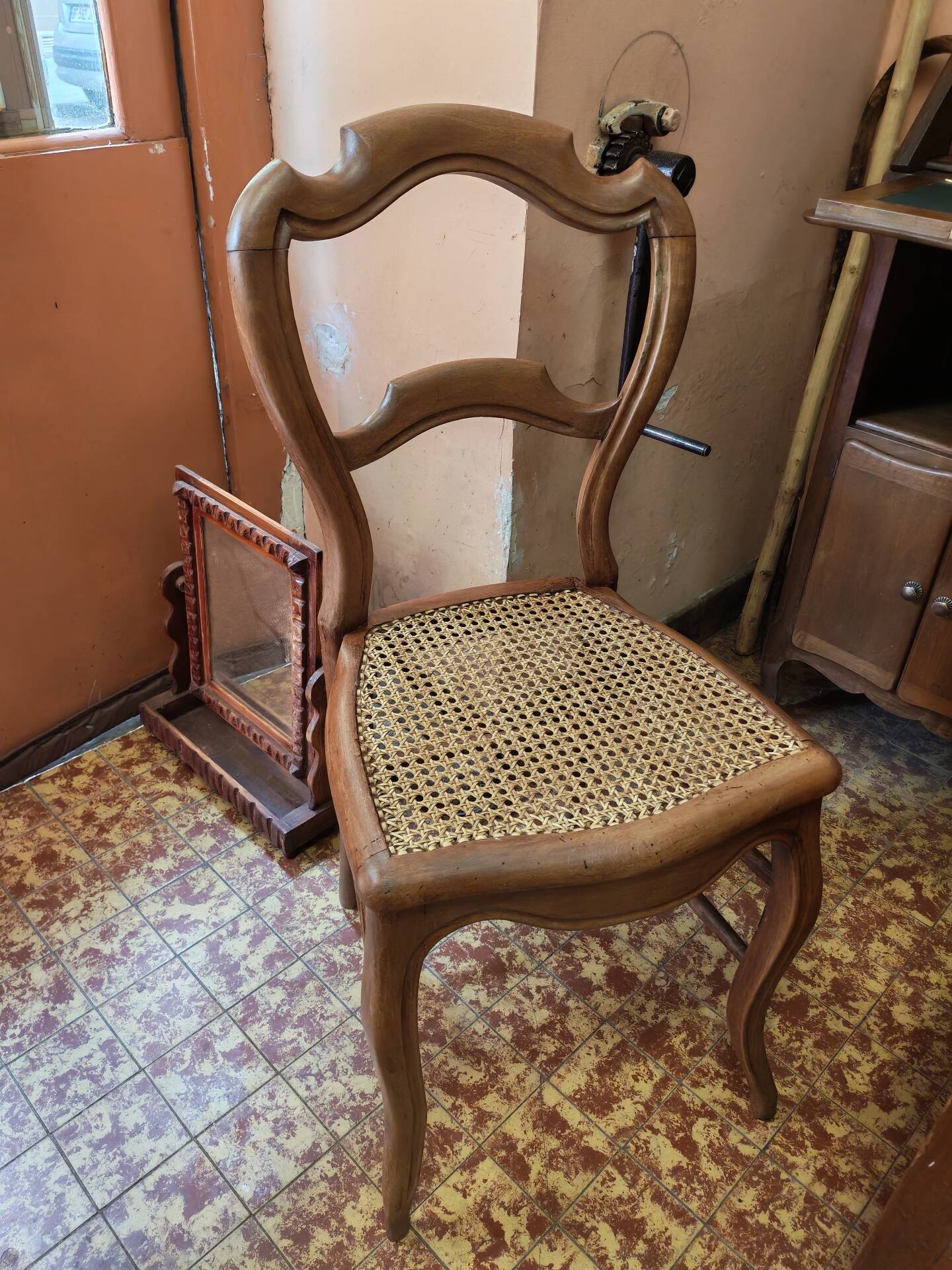 Set consisting of a small scriban desk and its antique chair.