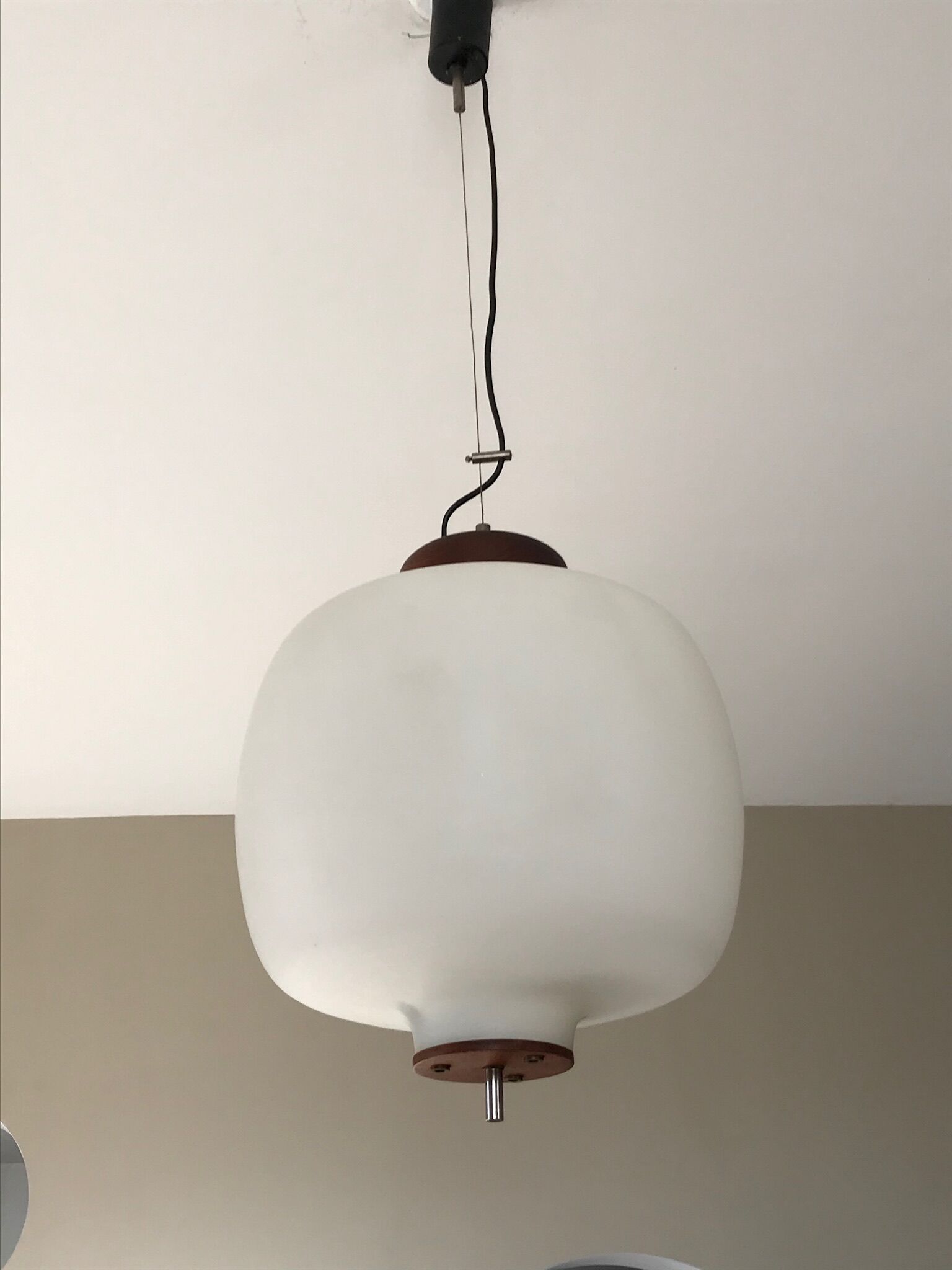 Suspension opaline et teck des années 60