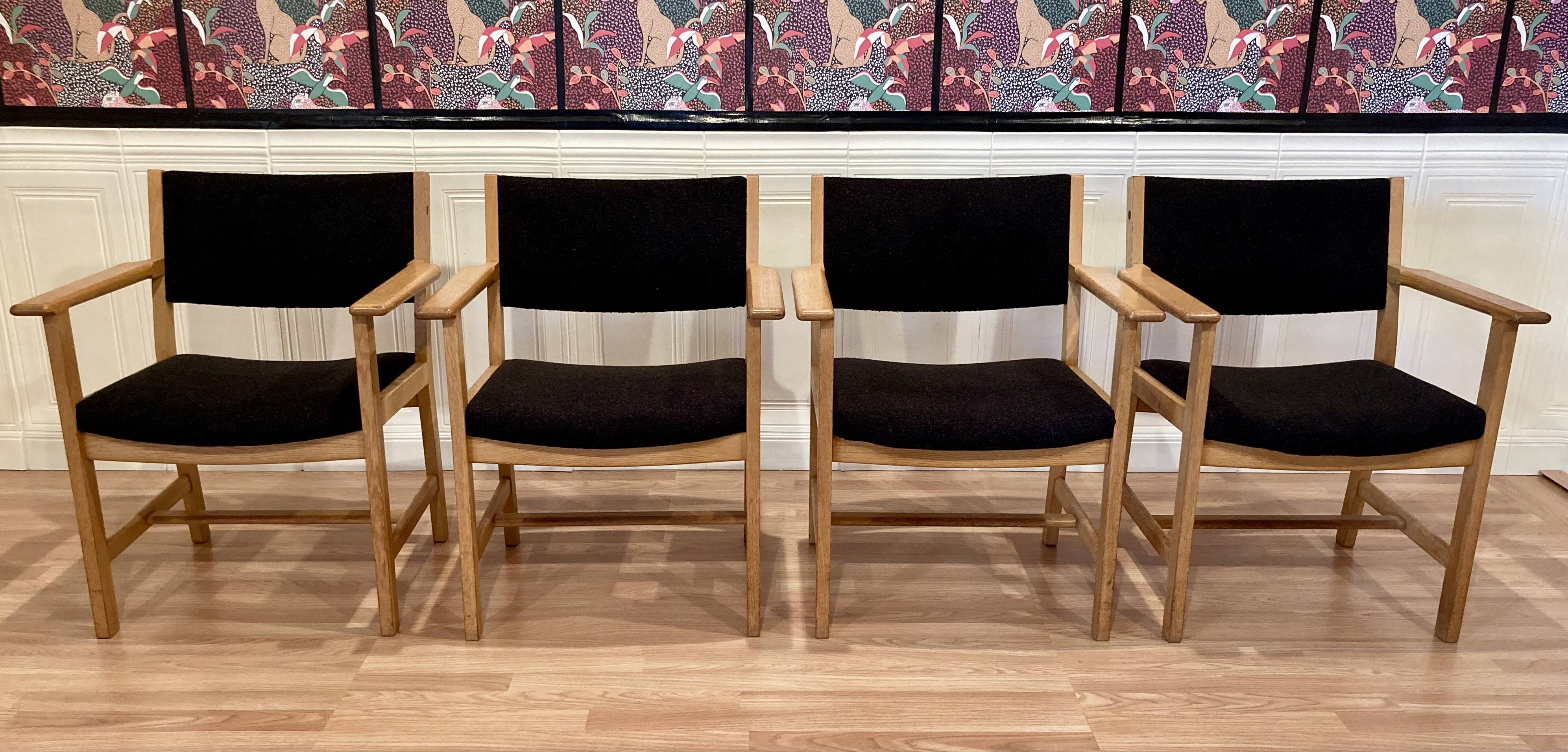 SUITE DE 4 FAUTEUILS ESTAMPILLE "HANS WEGNER" 1960.