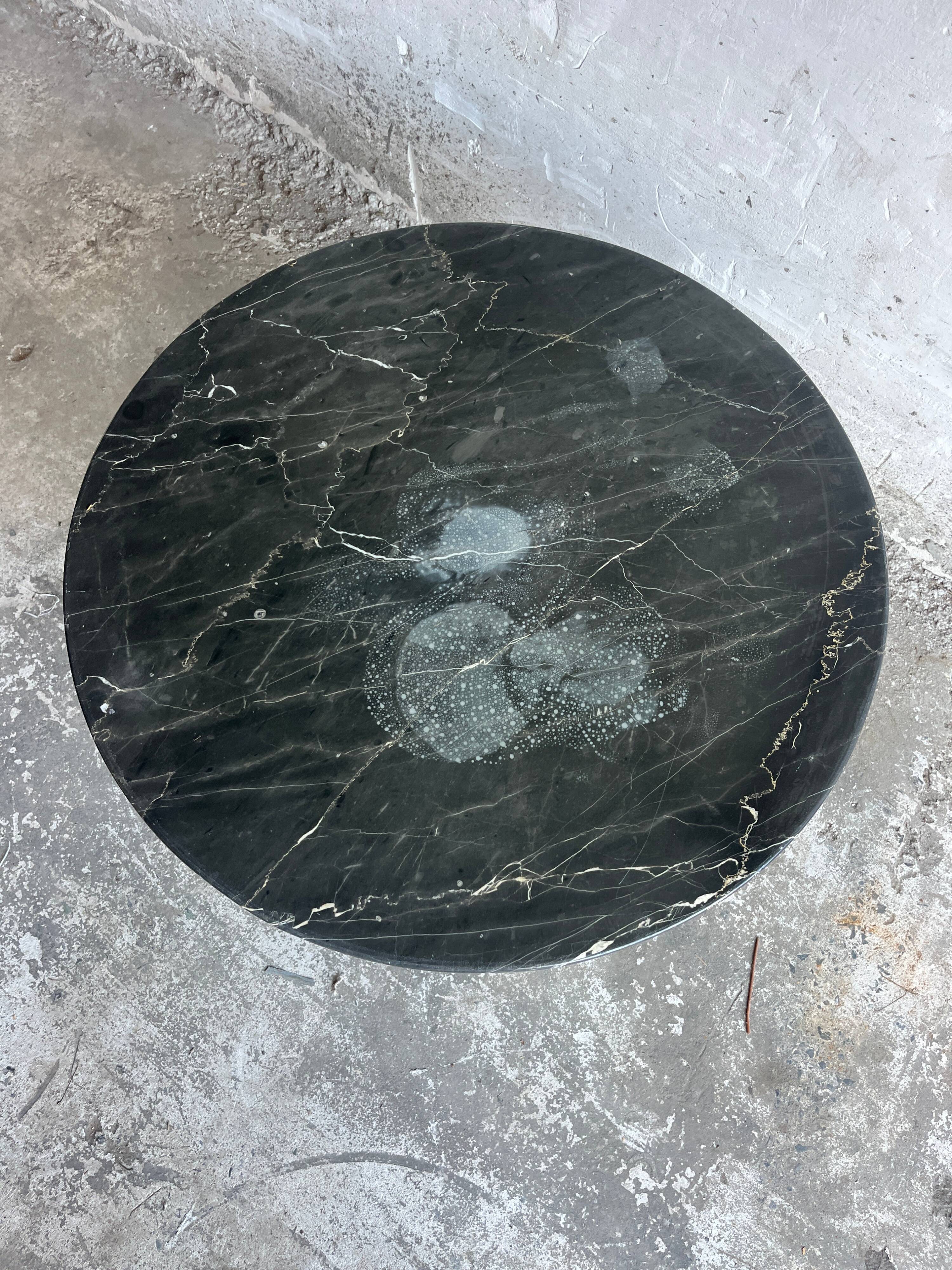 Table basse vintage en marbre noir et laiton