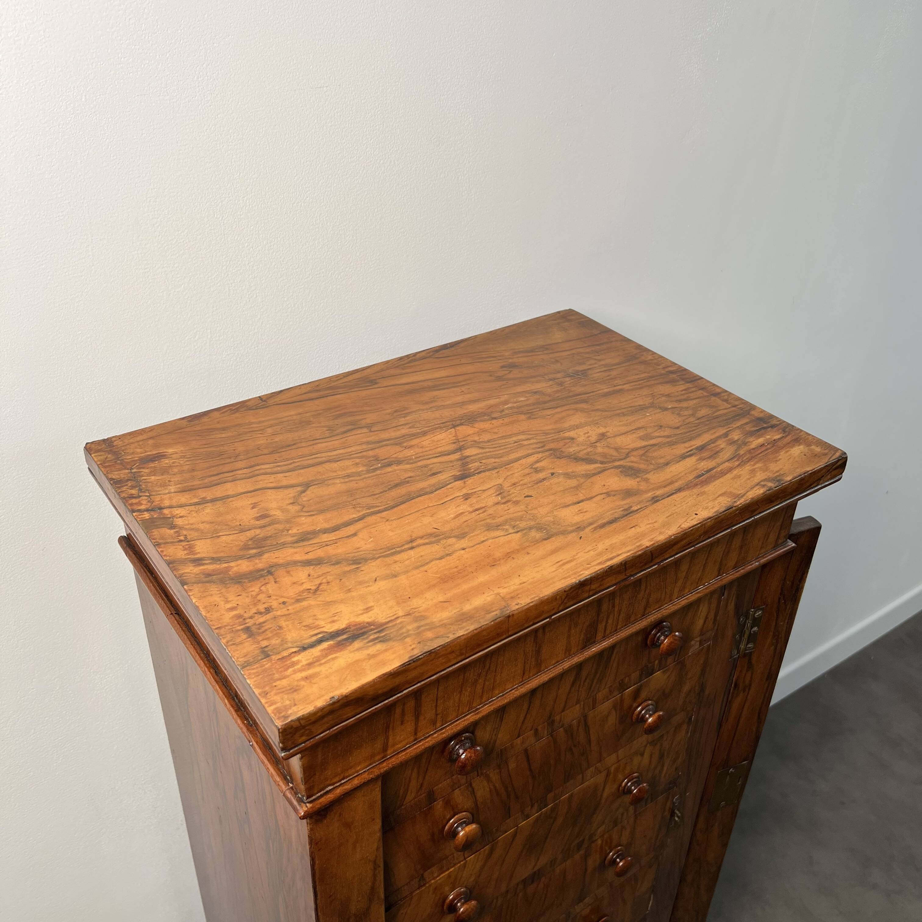 Commode Wellington anglaise en placage de noyer, époque Victorienne